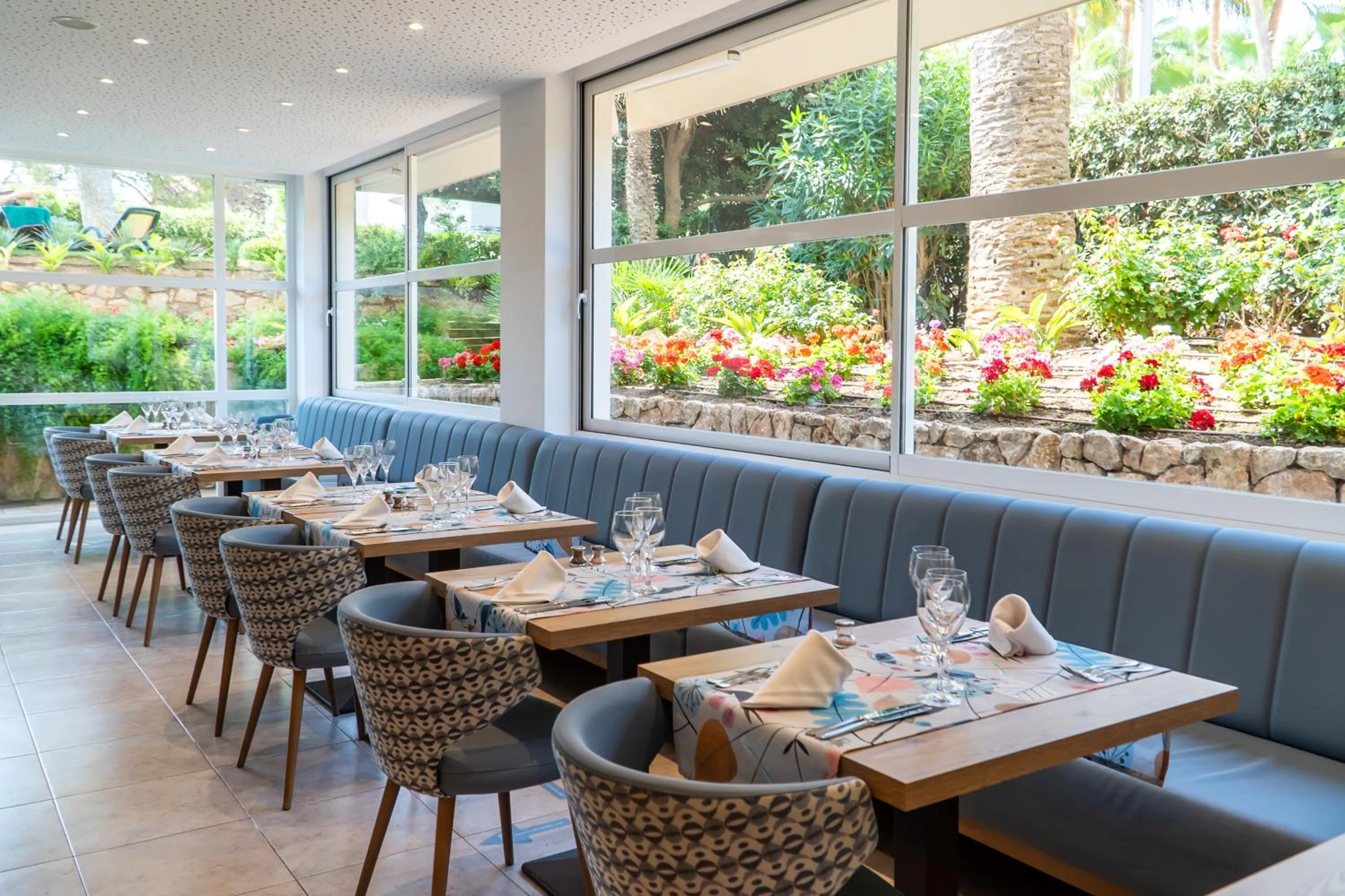 Restaurant/places to eat in Leman Hotel y Apartamentos