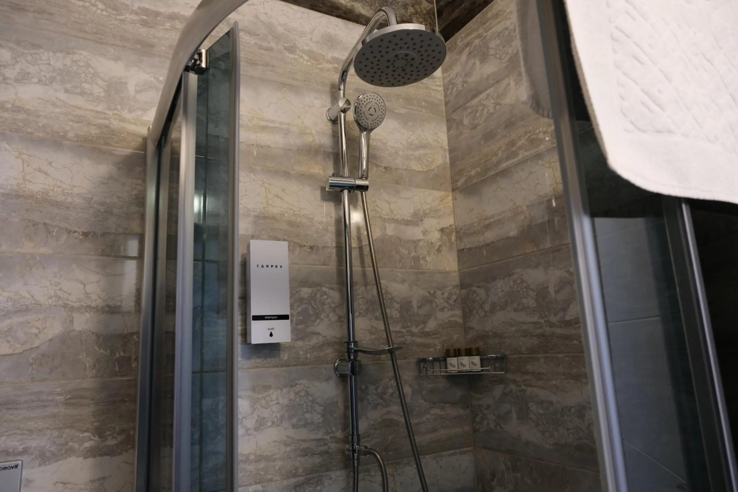 Shower in Şahin Tepesi Suite Otel