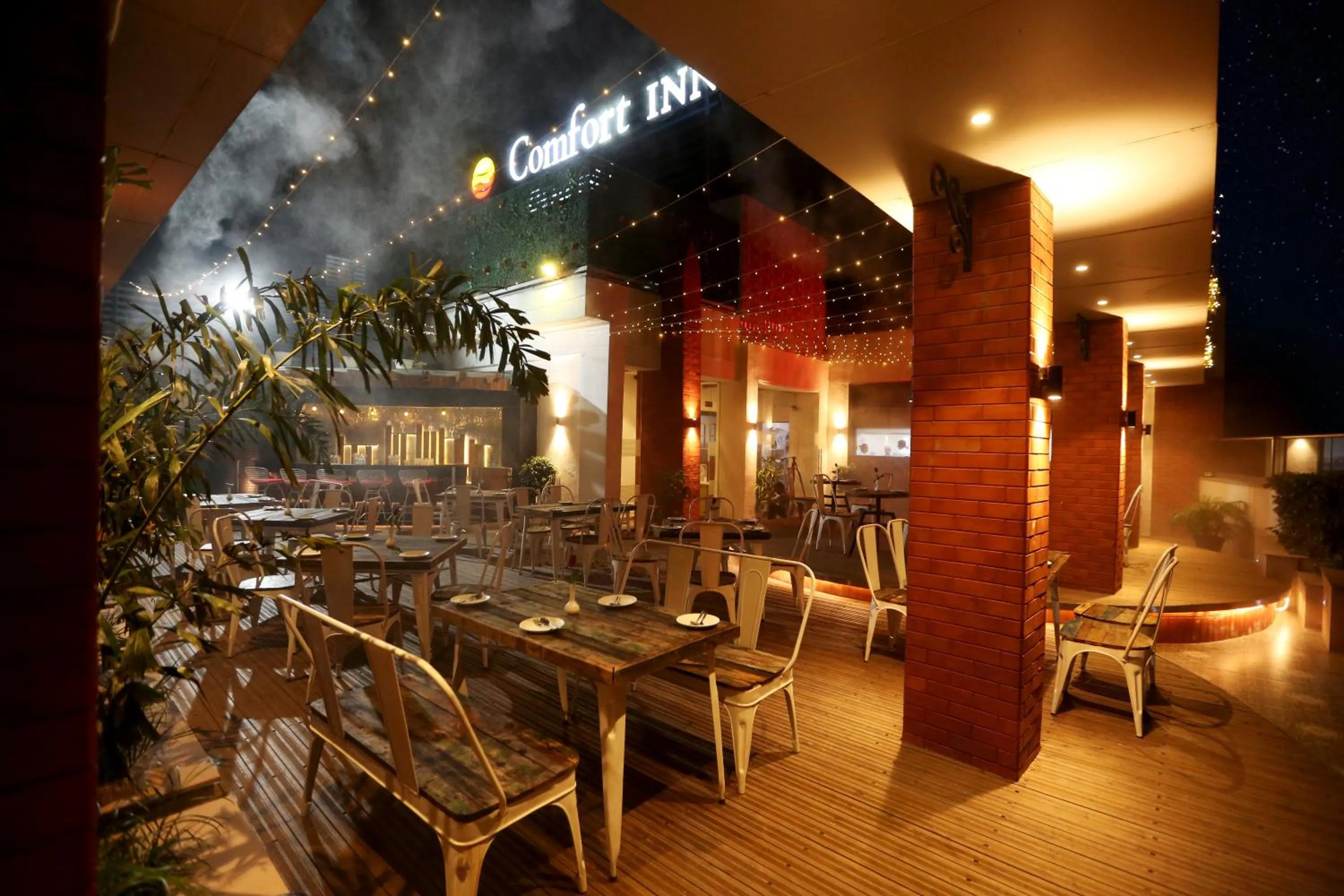 Lounge or bar in Comfort Inn Benares