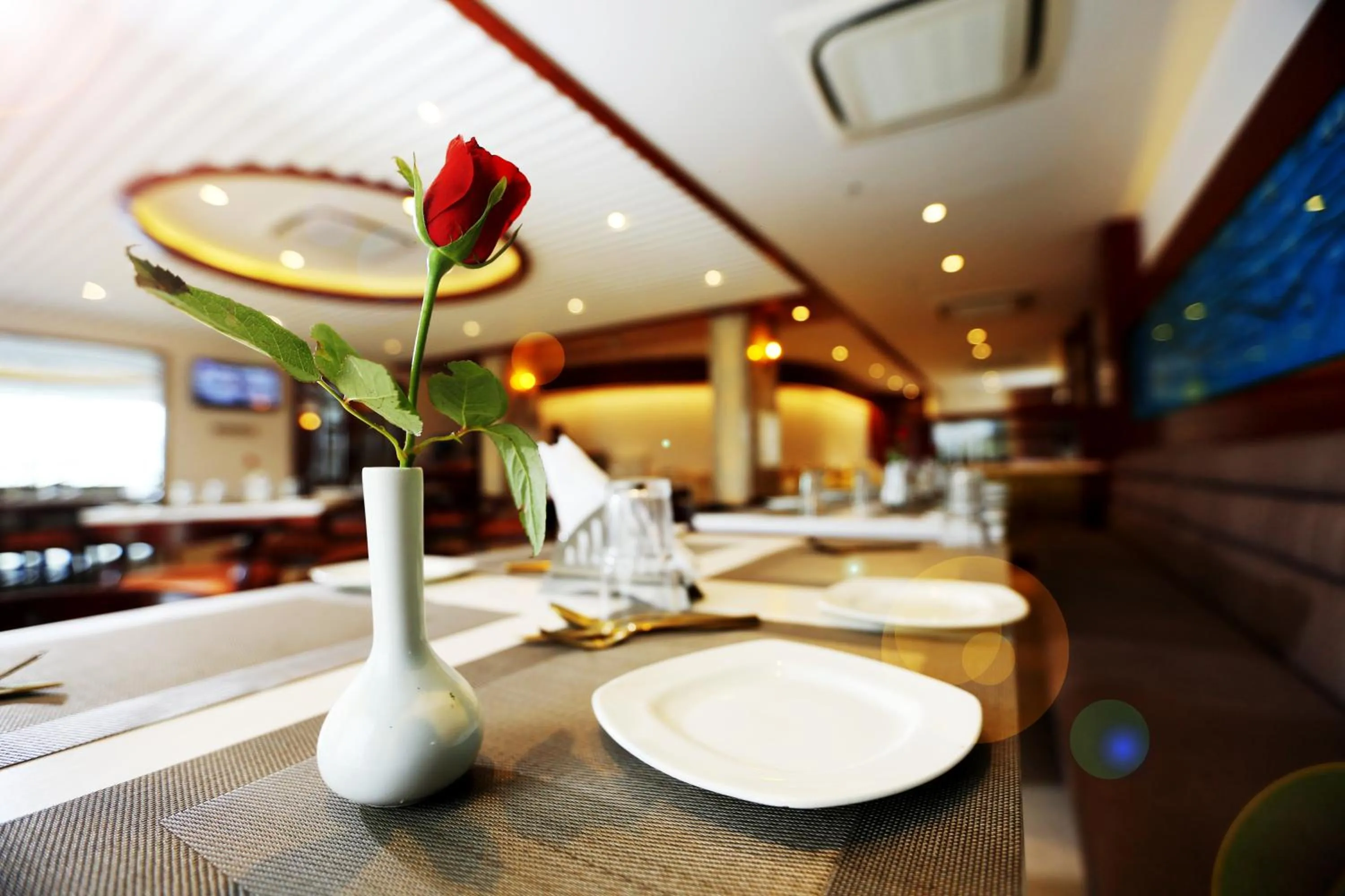 Restaurant/places to eat in Comfort Inn Benares