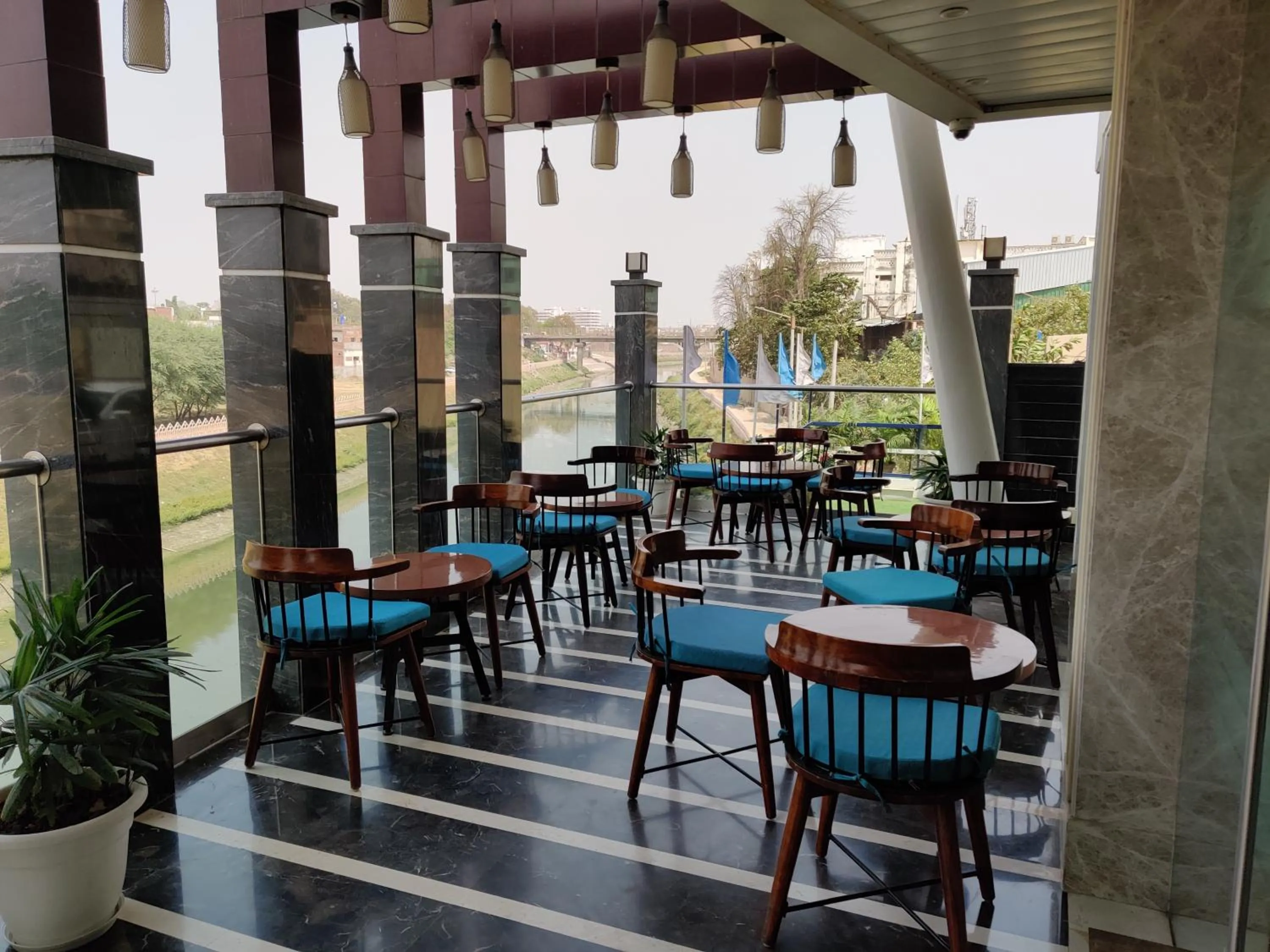 Lounge or bar in Comfort Inn Benares