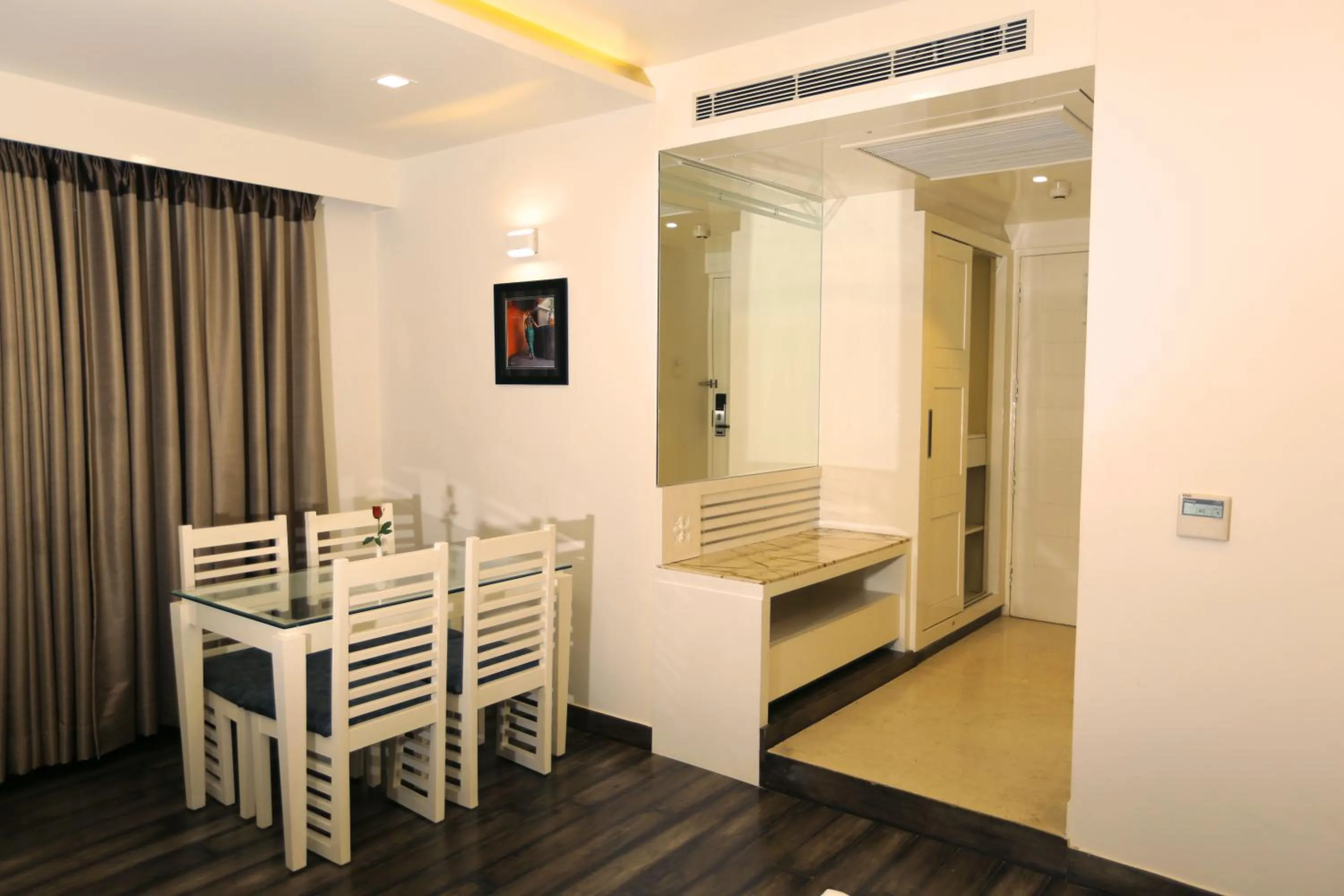 Dining area, Bed in Comfort Inn Benares