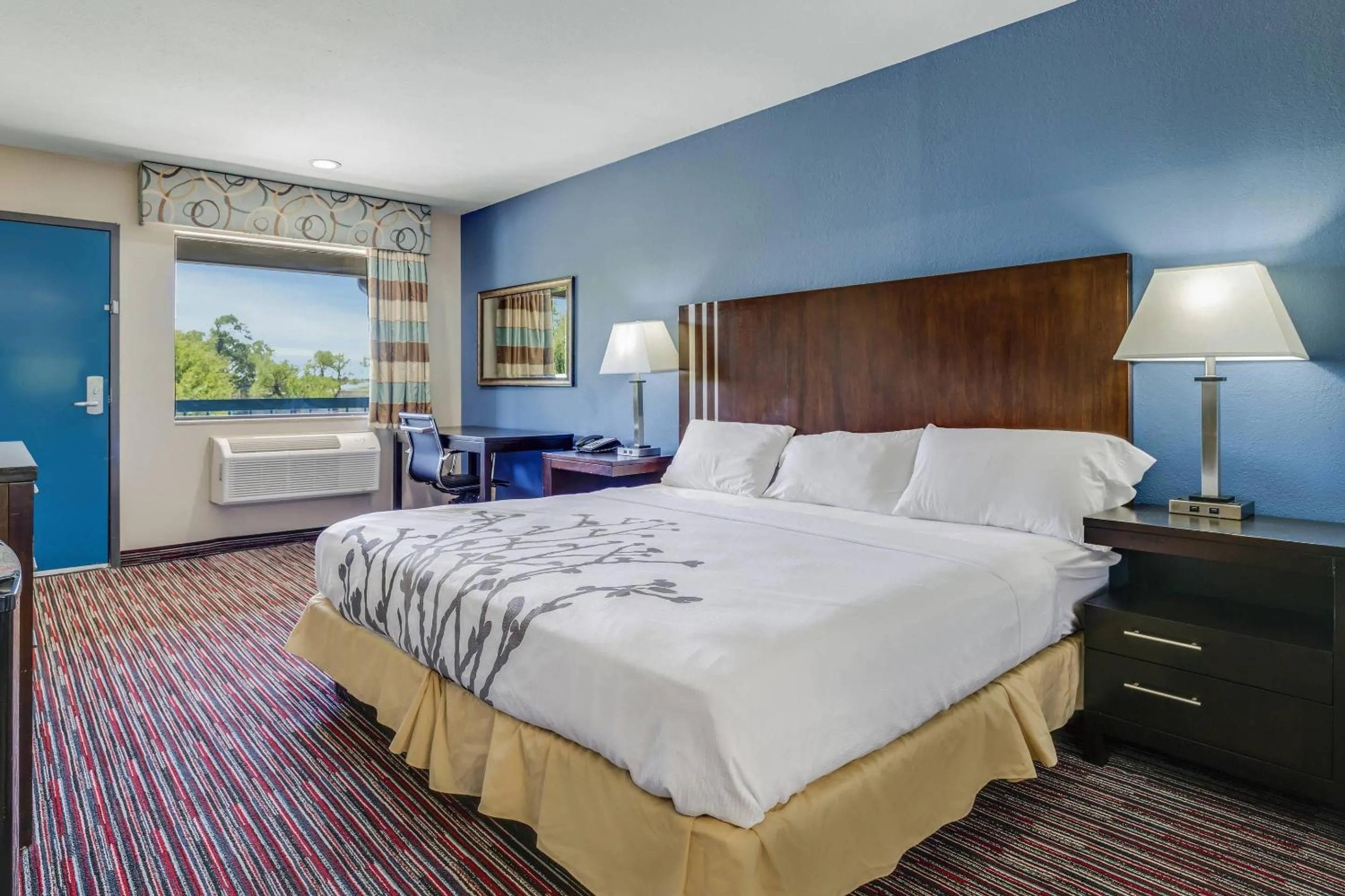 Bedroom in Econo Lodge Inn & Suites