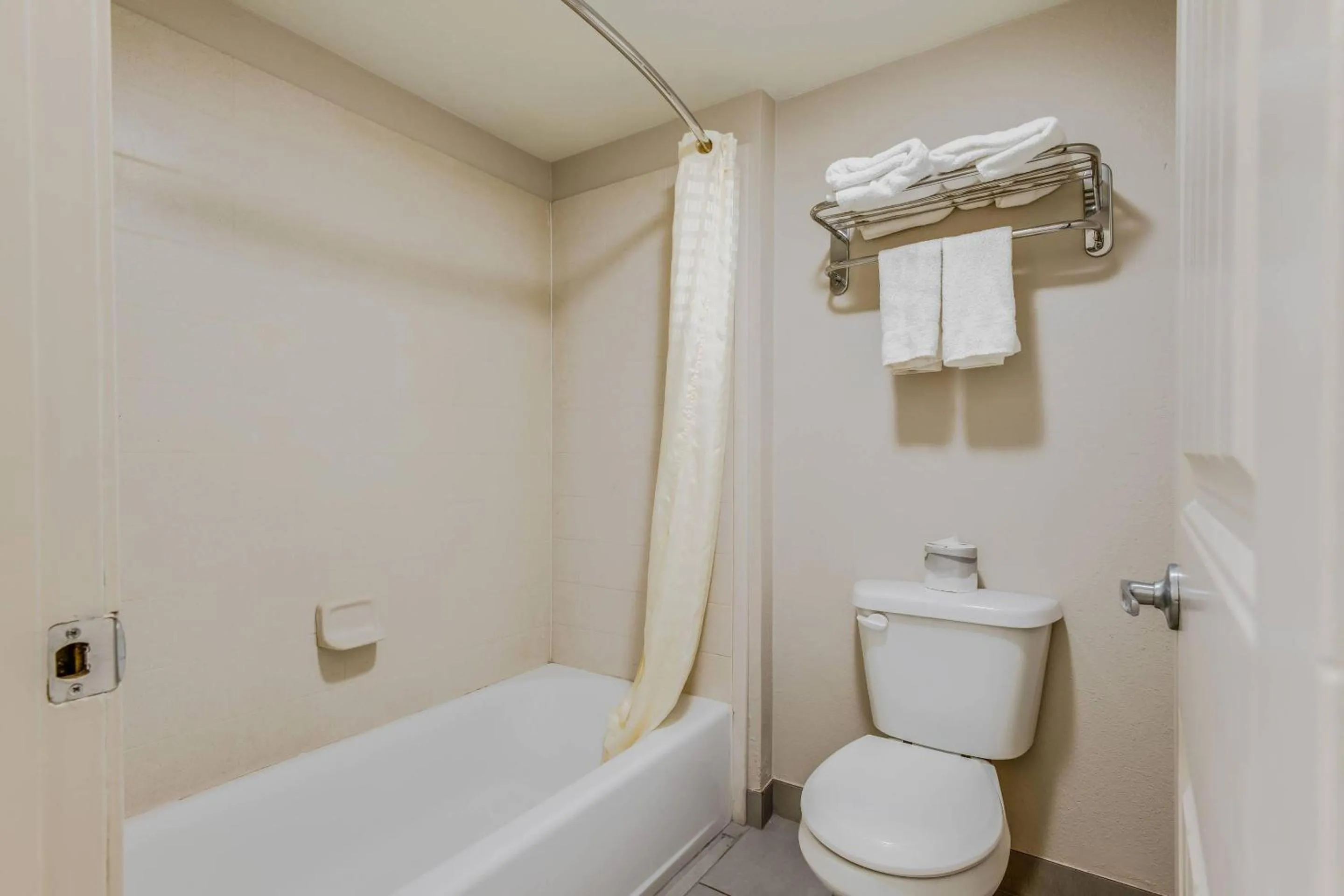 Bedroom in Econo Lodge Inn & Suites