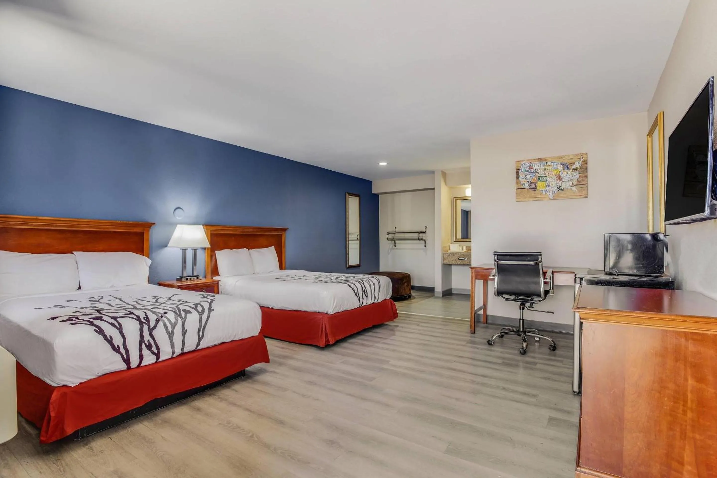 Bedroom in Econo Lodge Inn & Suites