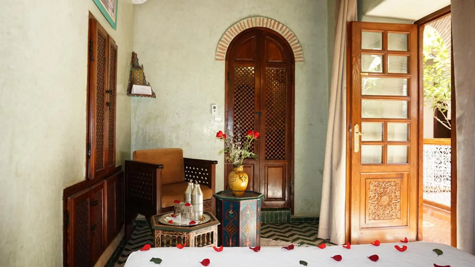 Seating area, Bed in Riad Samsli