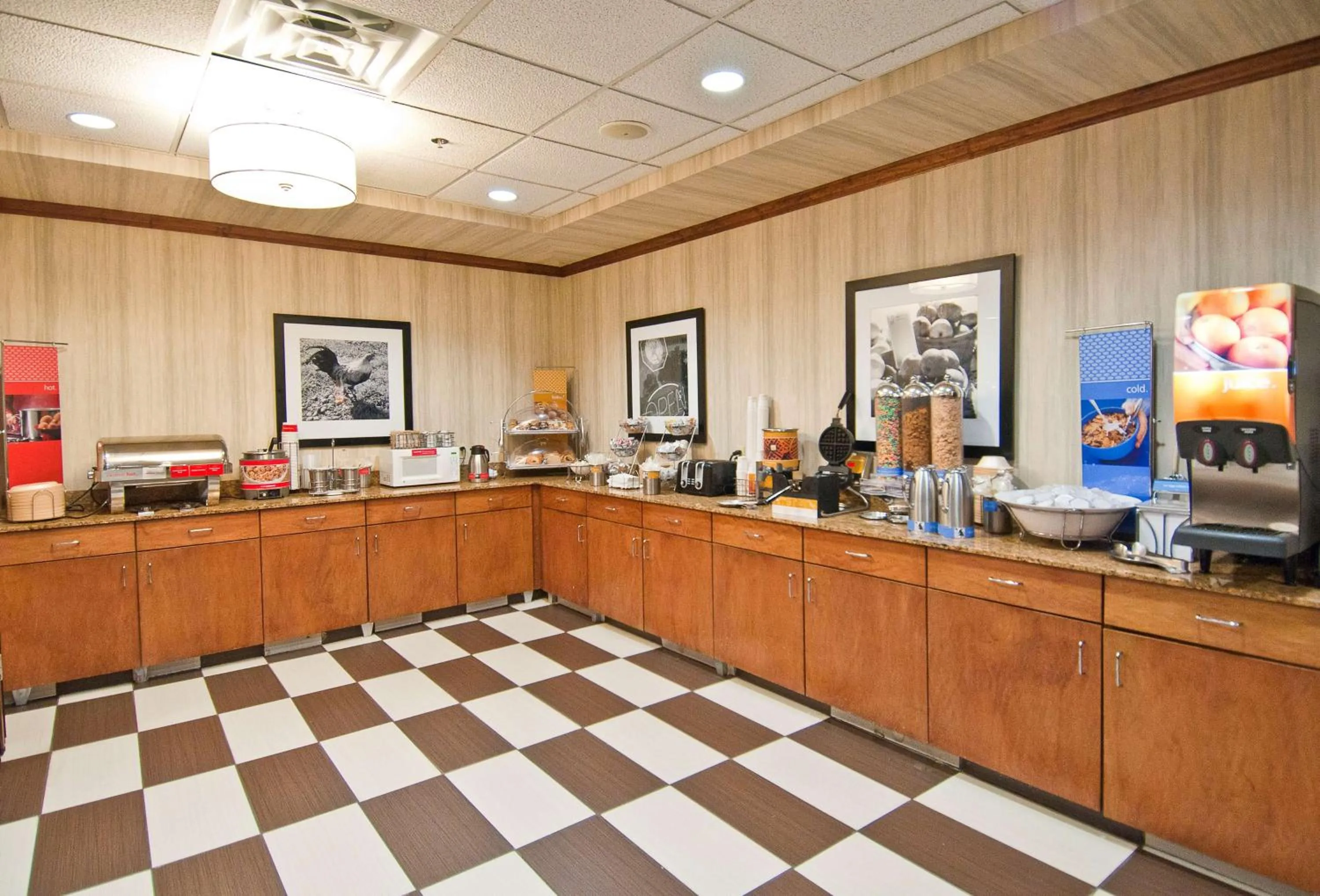 Dining area in Hampton Inn Canton