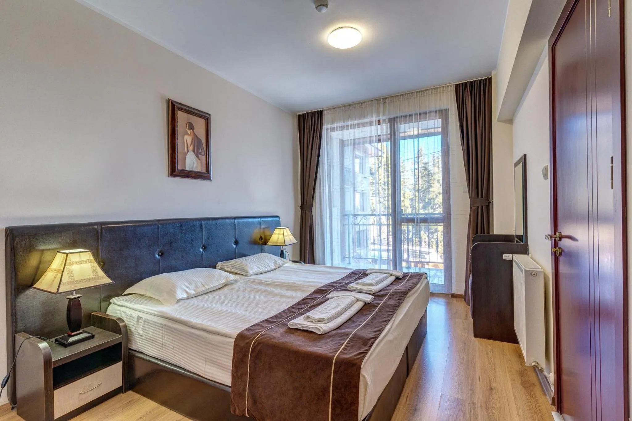 Bed in Complex Kamelia