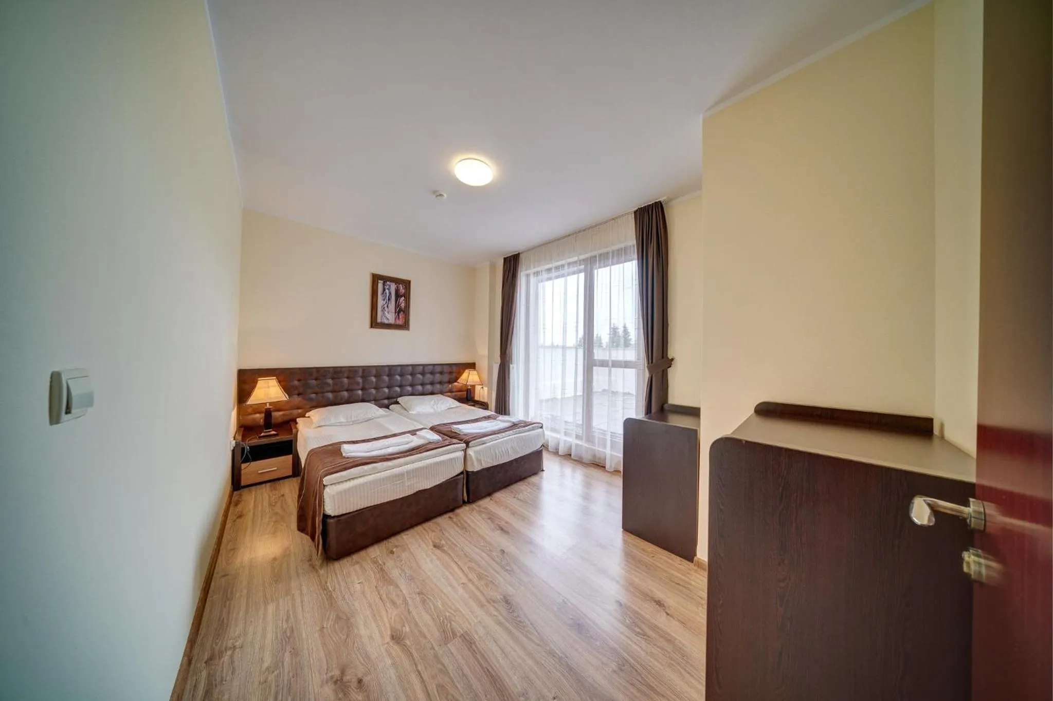 Bed in Complex Kamelia