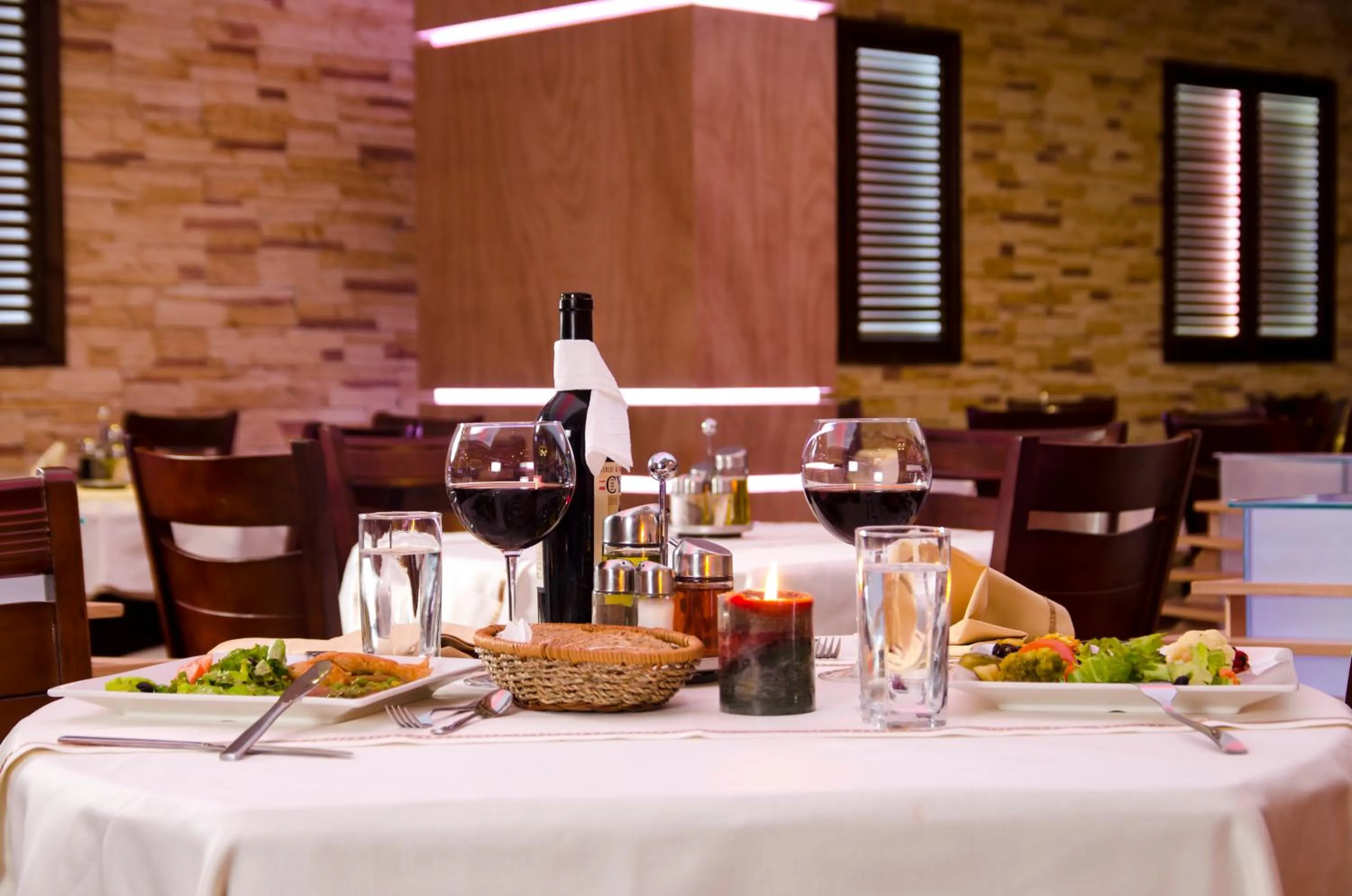 Restaurant/places to eat in Complex Kamelia