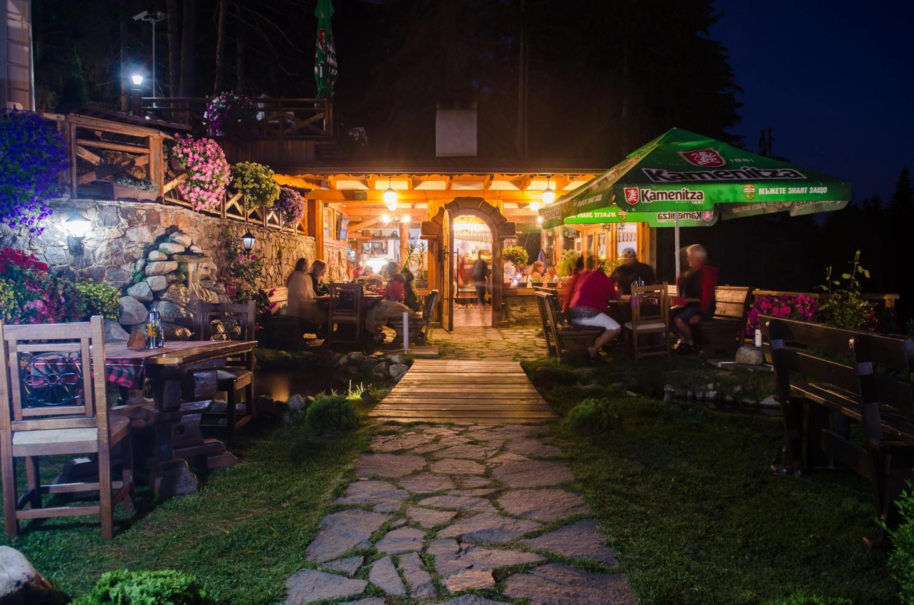 Restaurant/places to eat in Complex Kamelia