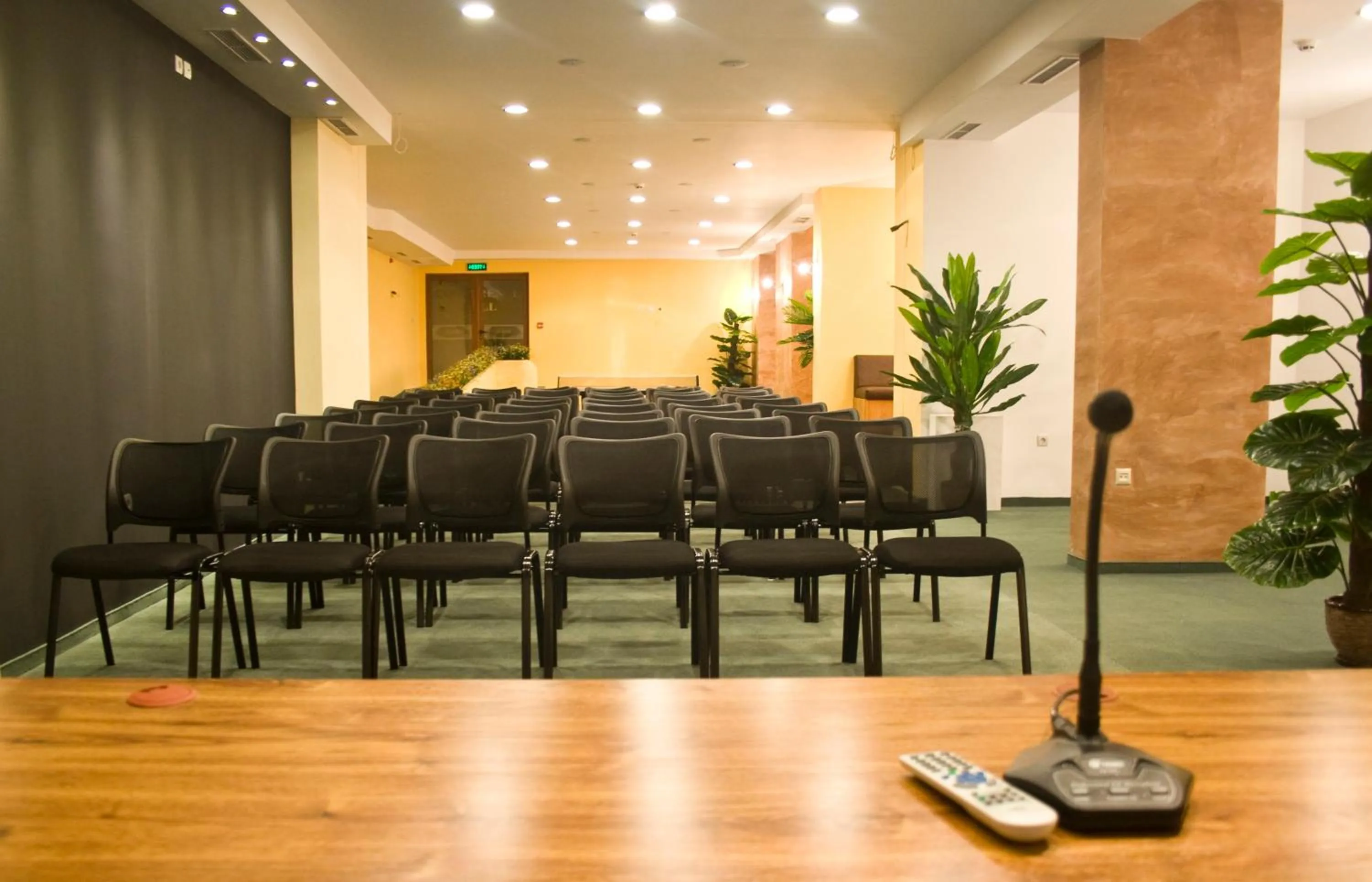 Business facilities in Complex Kamelia