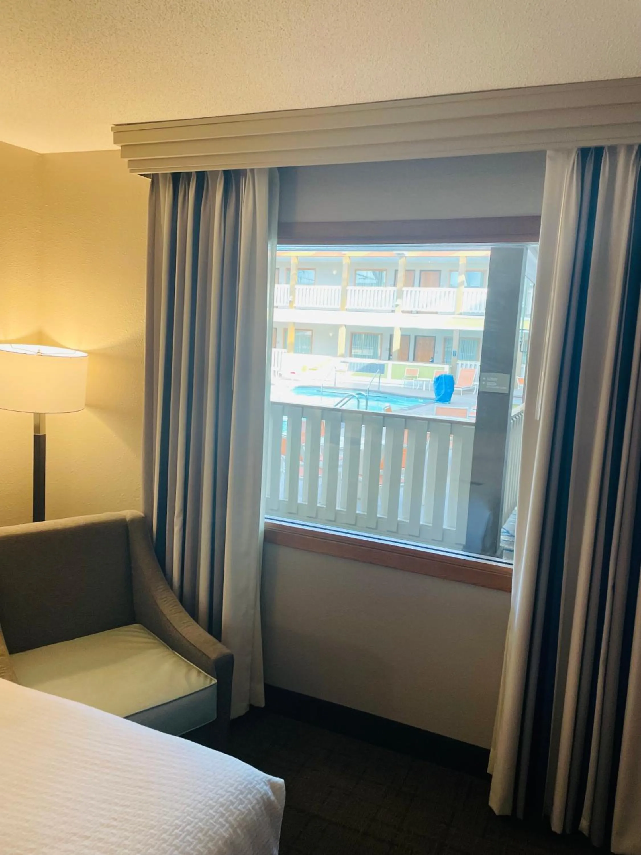 View (from property/room), Bed in Best Western Plus Dubuque Hotel and Conference Center