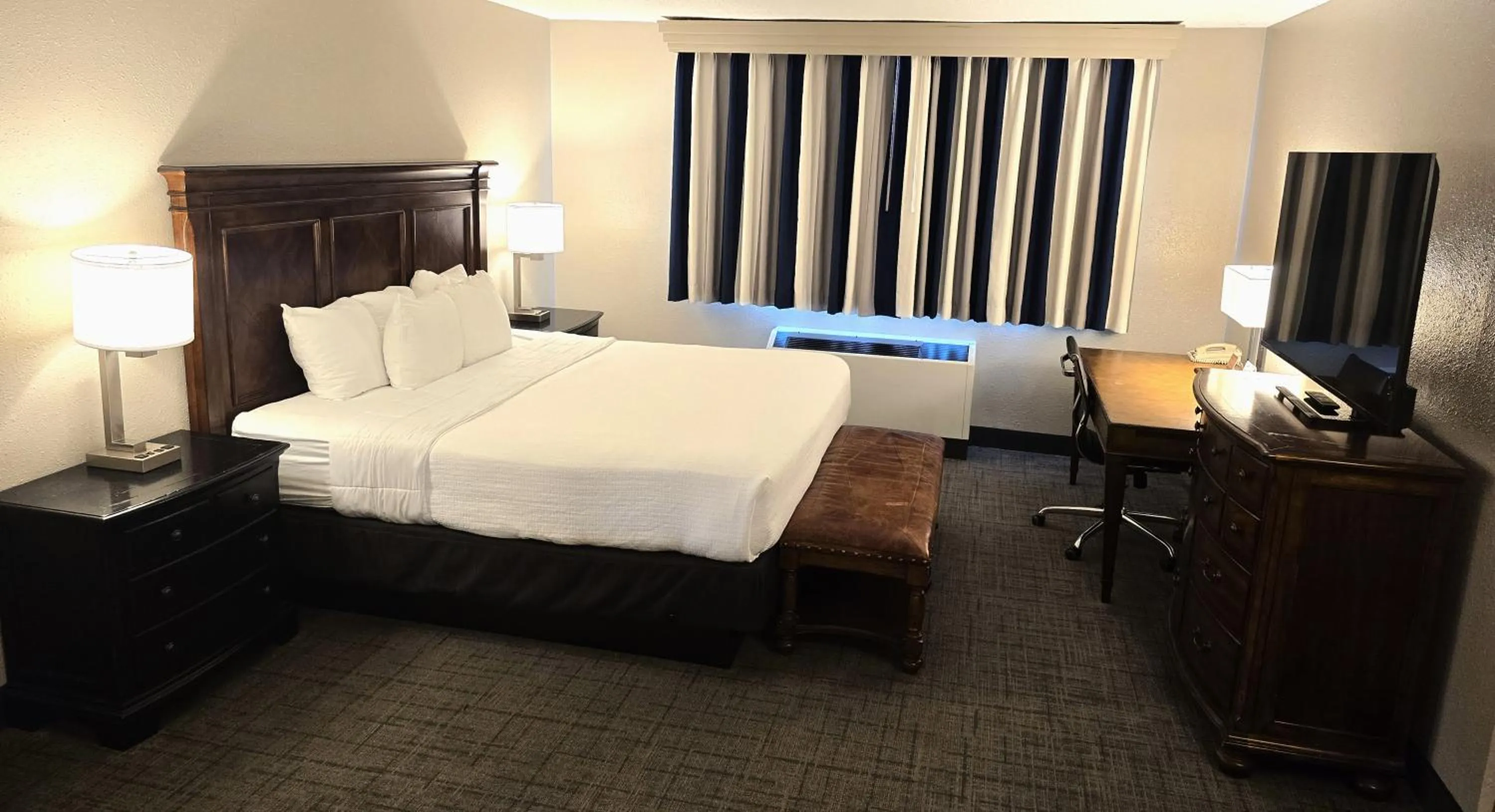 Bedroom, Bed in Best Western Plus Dubuque Hotel and Conference Center