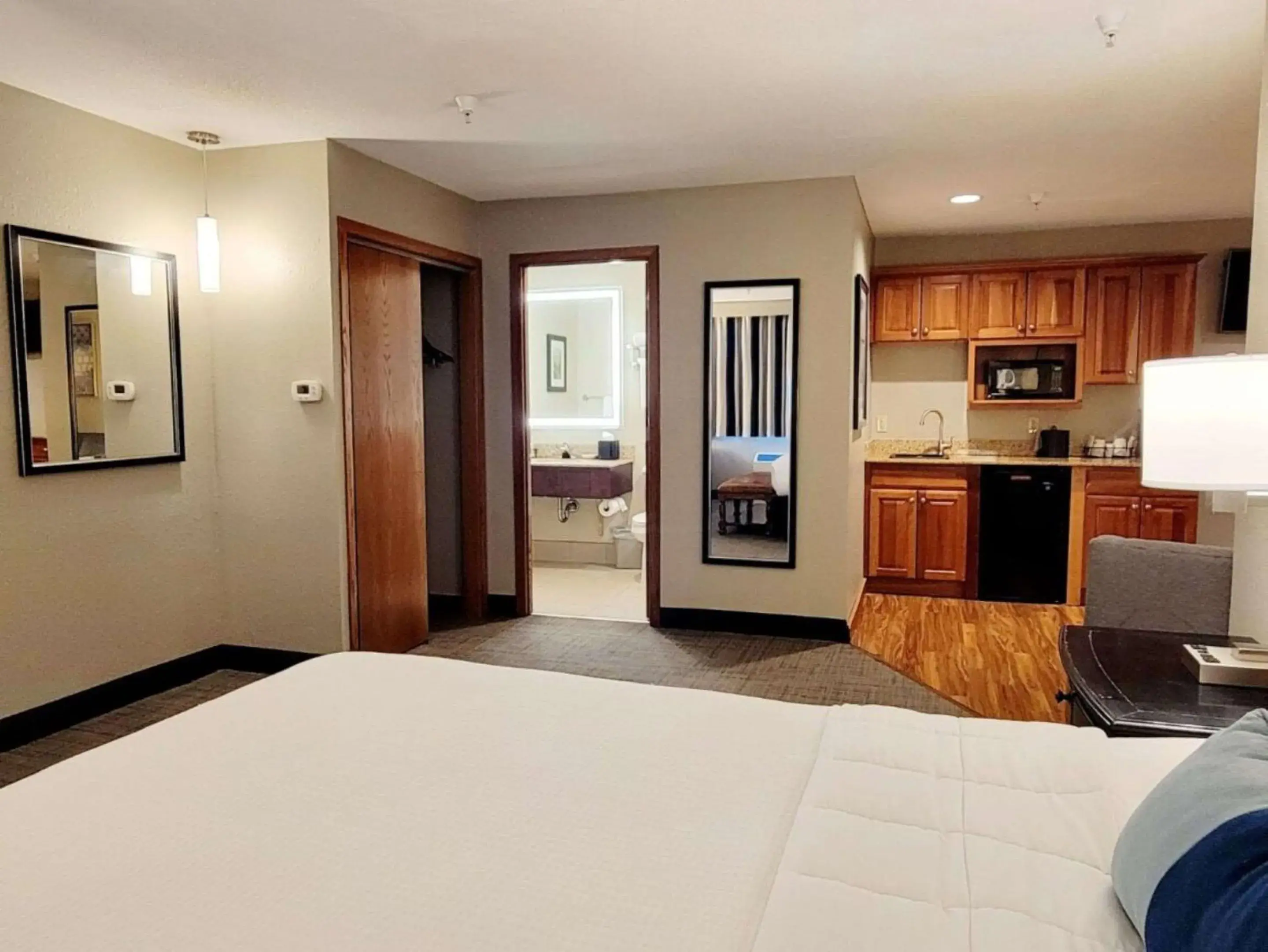 Bedroom, Bed in Best Western Plus Dubuque Hotel and Conference Center Bedroom, Bed in Best Western Plus Dubuque Hotel and Conference Center