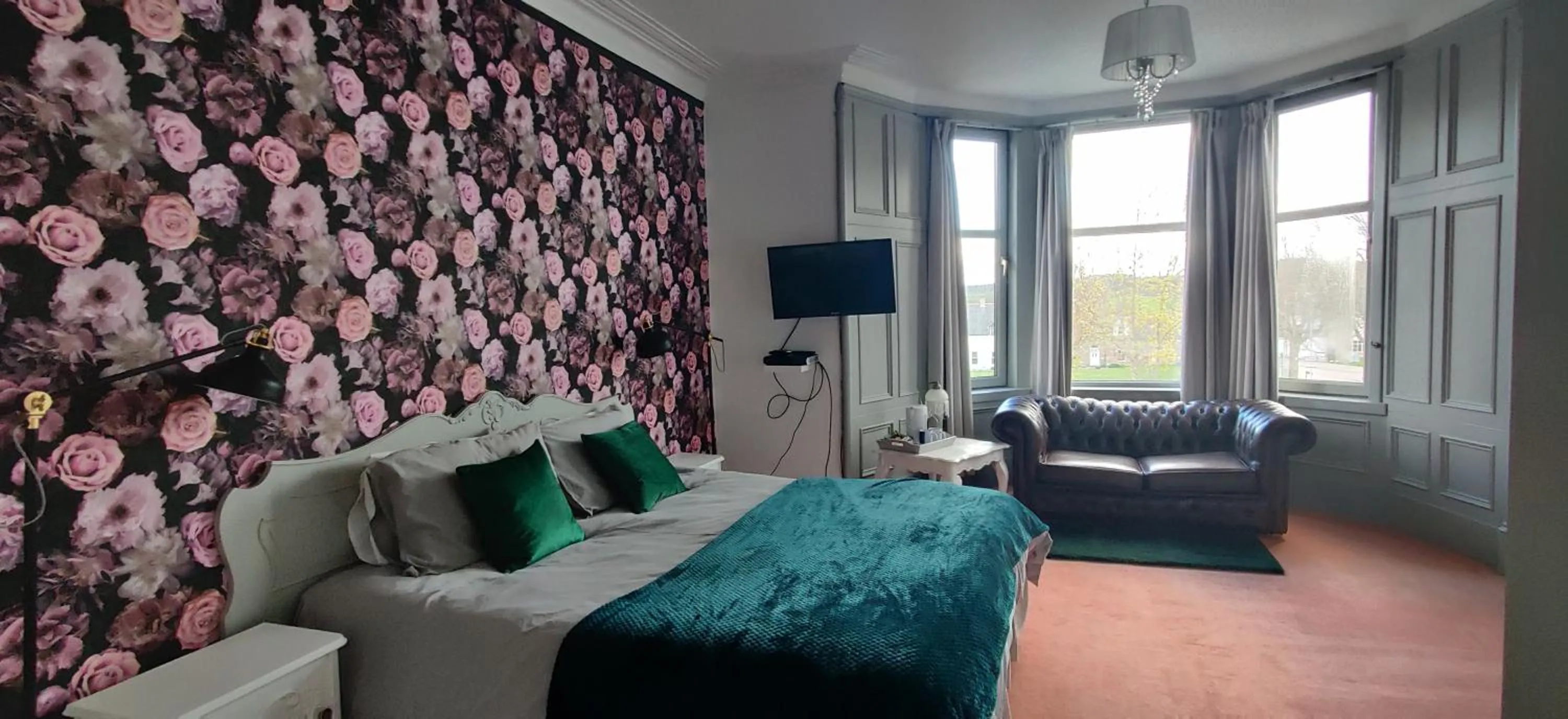 Photo of the whole room, Bed in Hotel Square