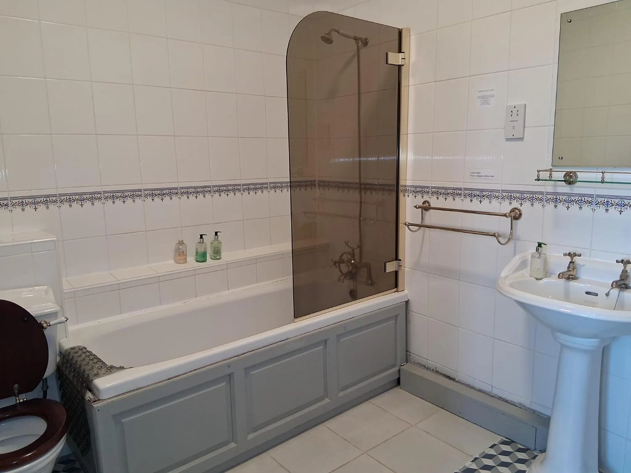 Shower in Hotel Square