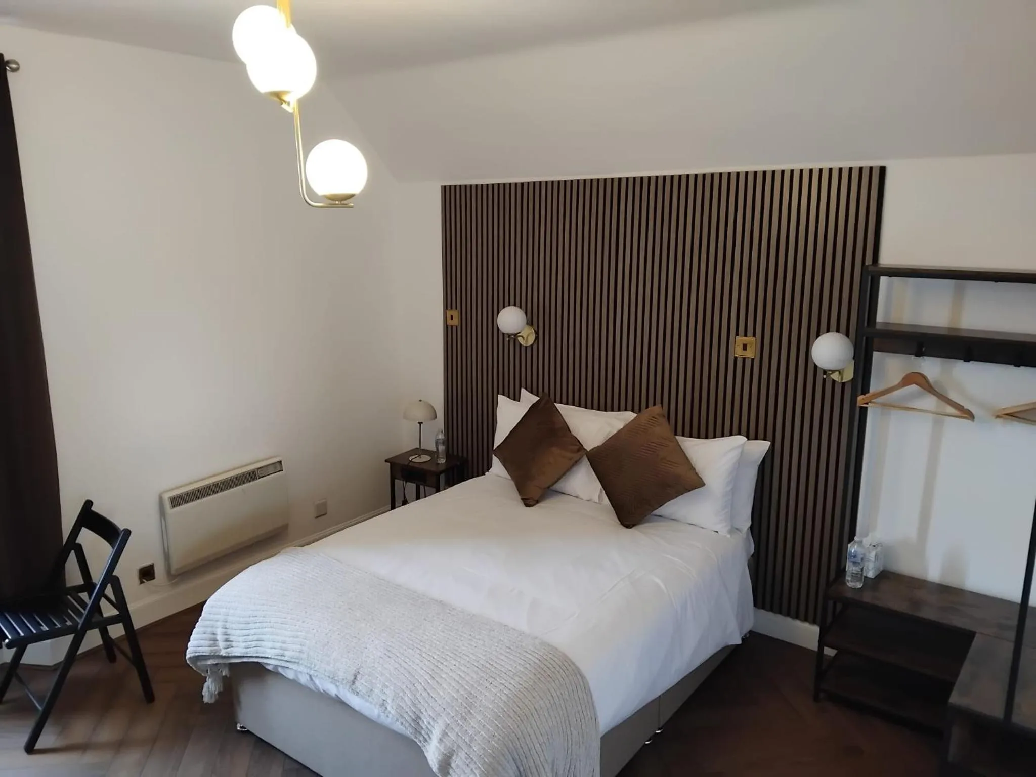 Property building, Bed in Hotel Square