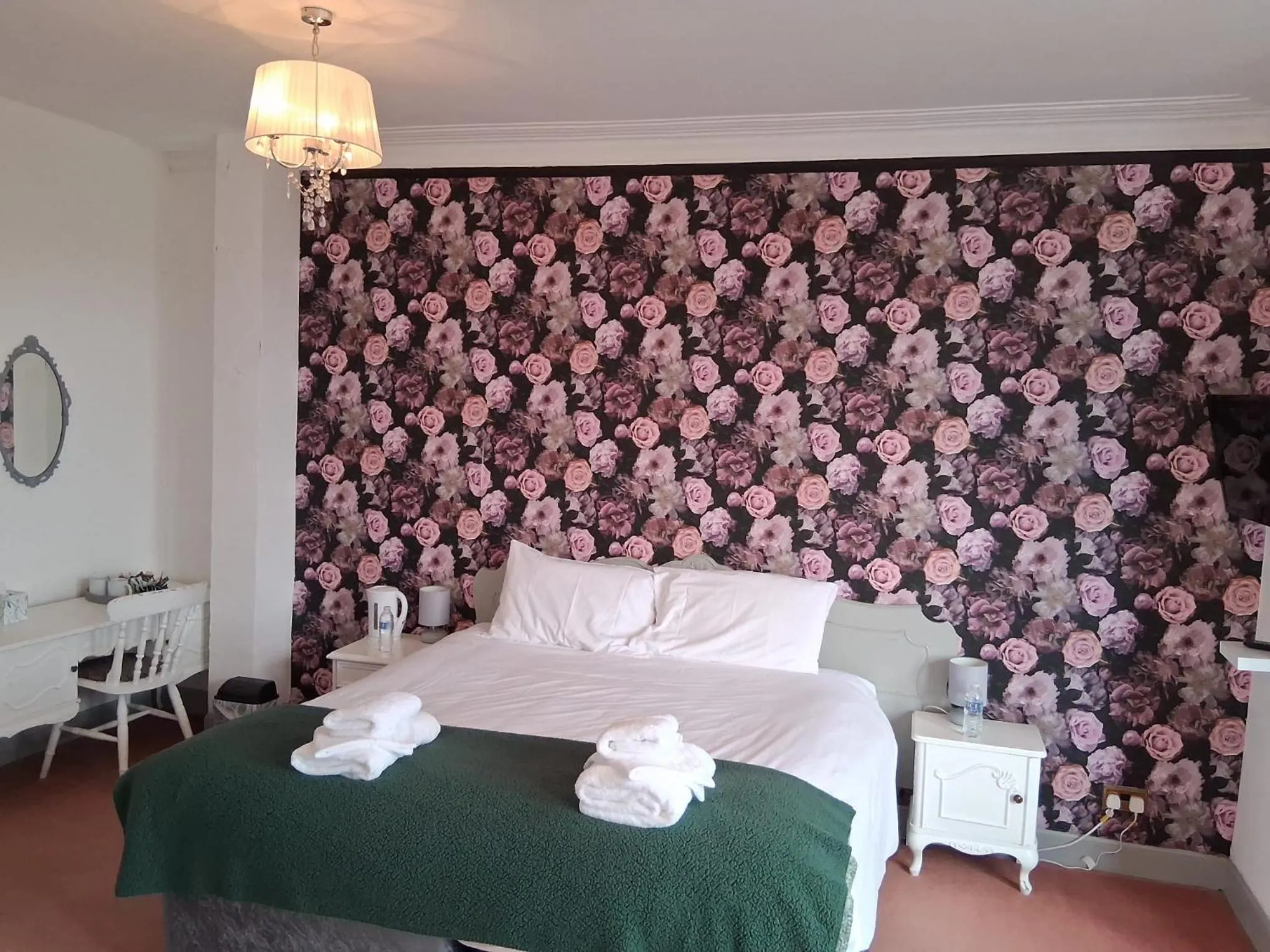 Photo of the whole room, Bed in Hotel Square