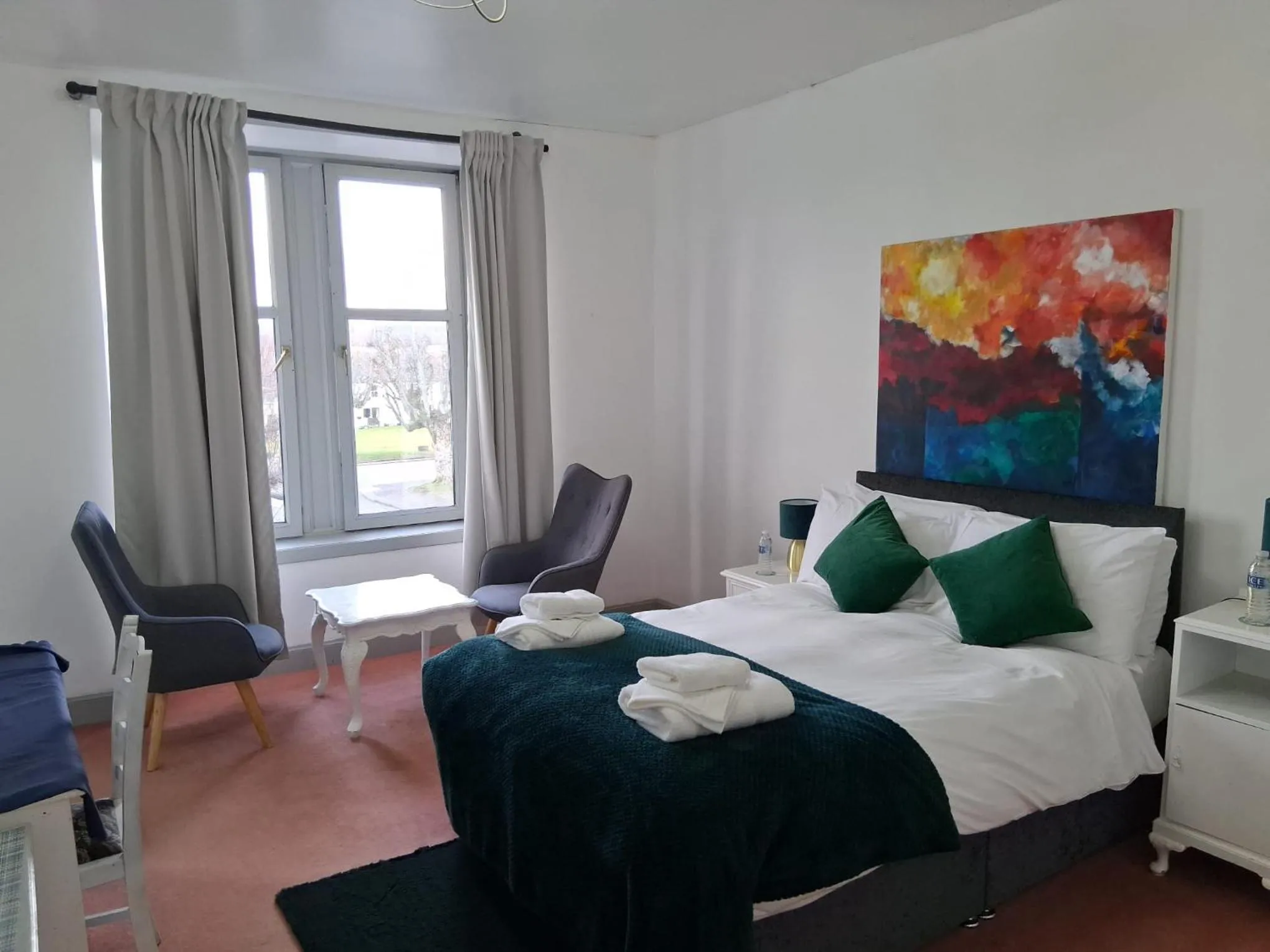 Photo of the whole room, Bed in Hotel Square