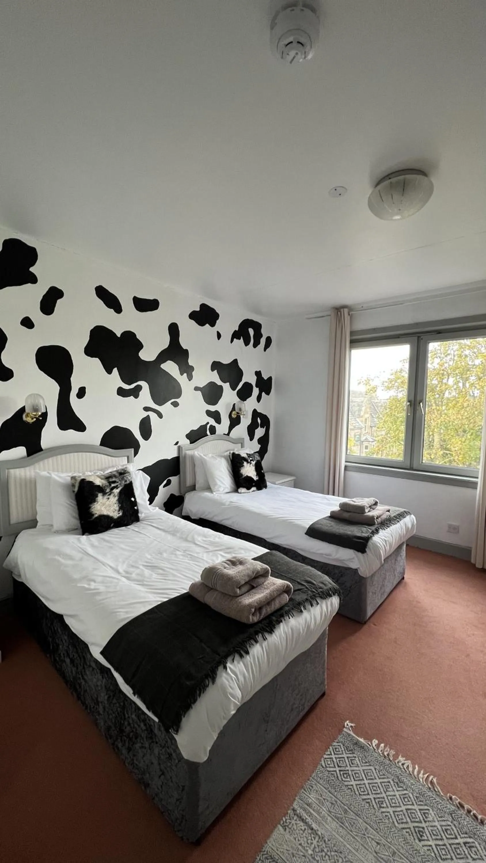 Photo of the whole room, Bed in Hotel Square