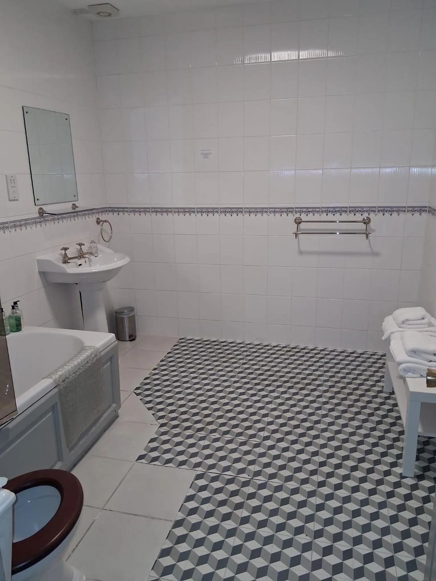 Shower in Hotel Square