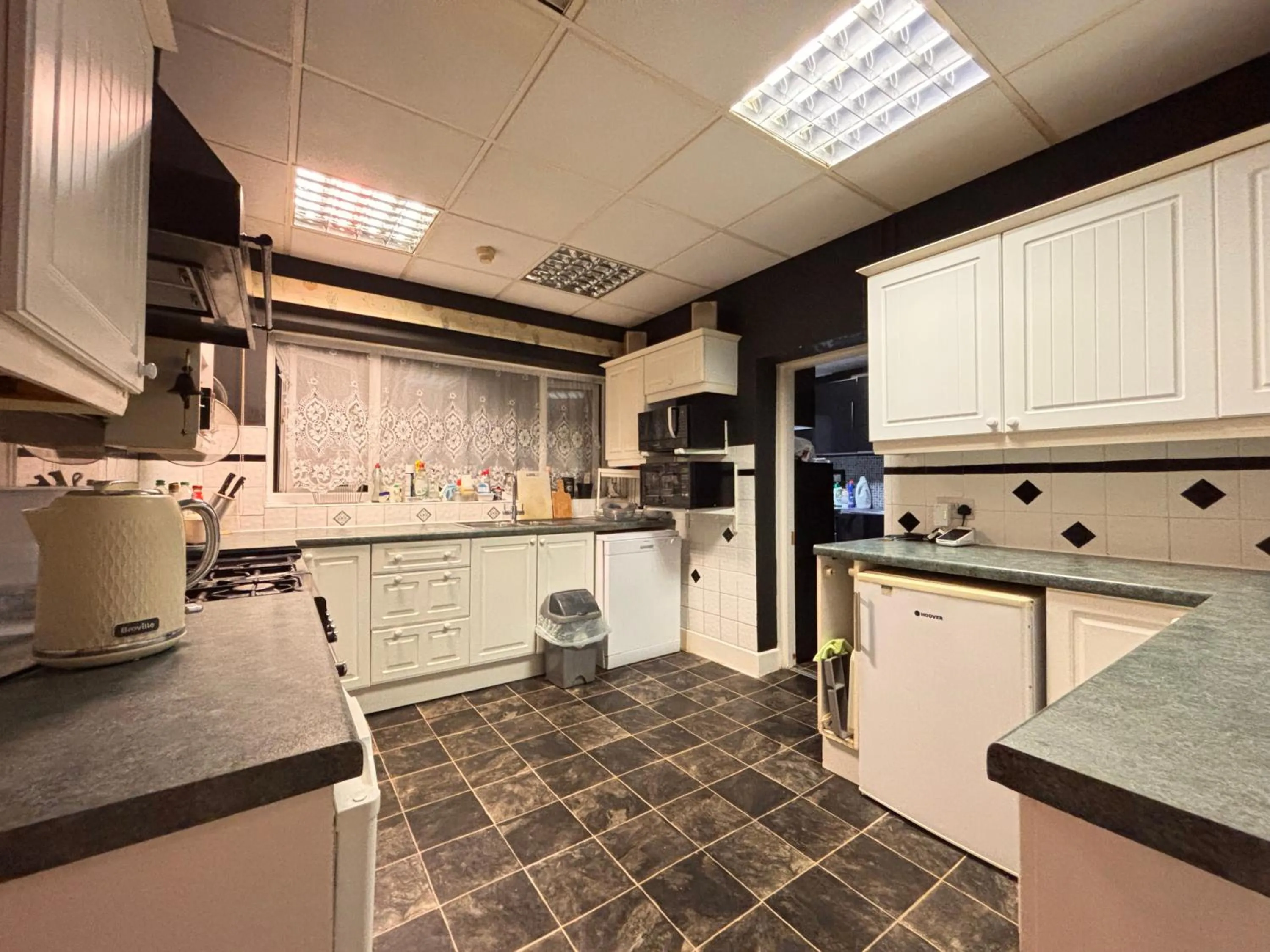 Kitchen or kitchenette in Argyle Lodge Self Catering Guest House