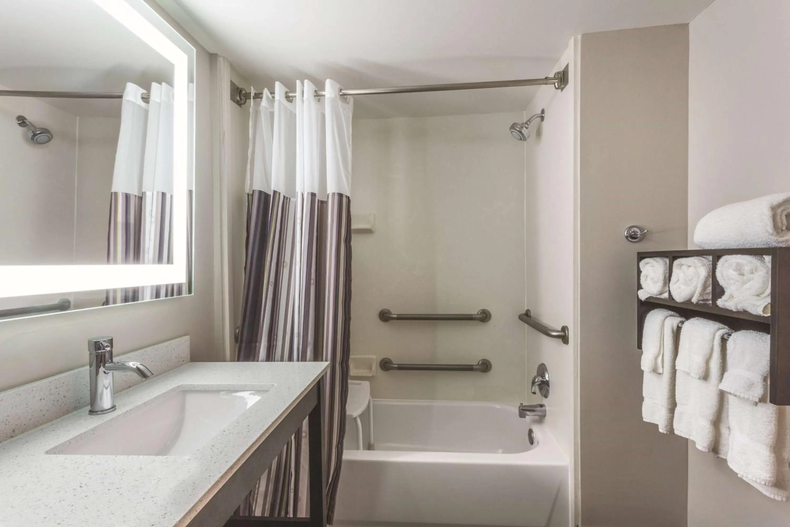 Bathroom in La Quinta by Wyndham Columbus North