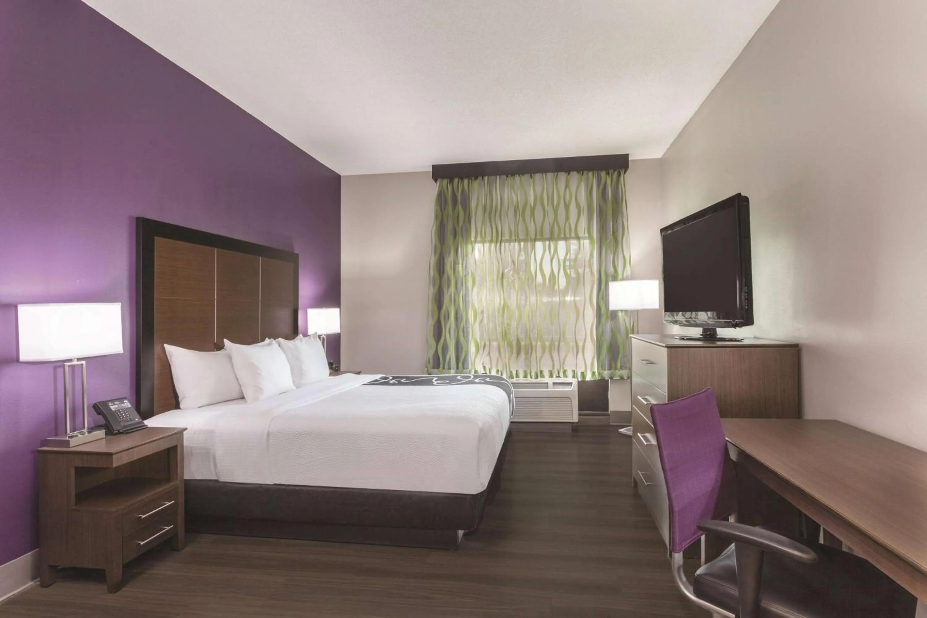 Photo of the whole room, Bed in La Quinta by Wyndham Columbus North