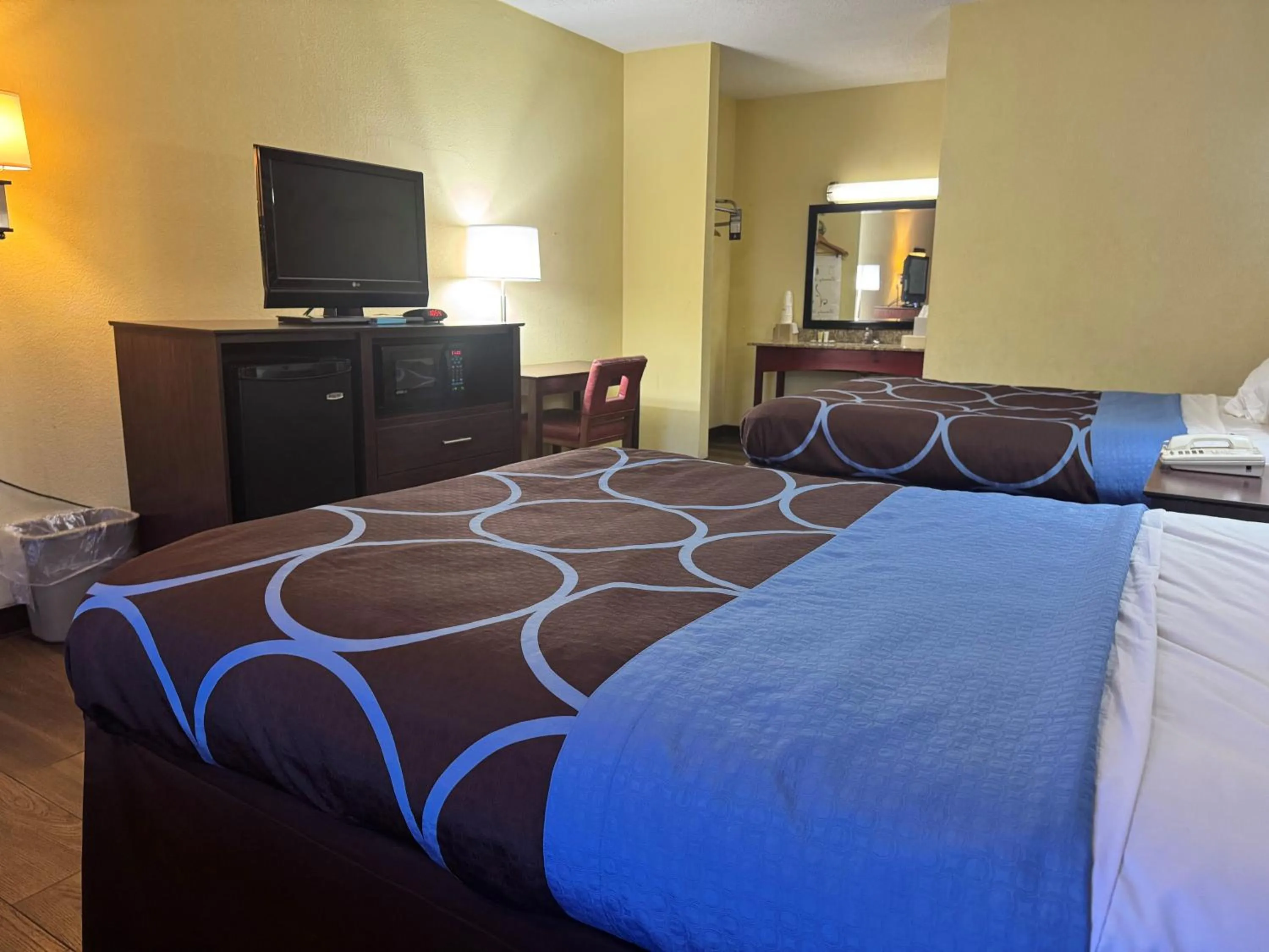 TV and multimedia, Bed in Super 8 by Wyndham Laurel