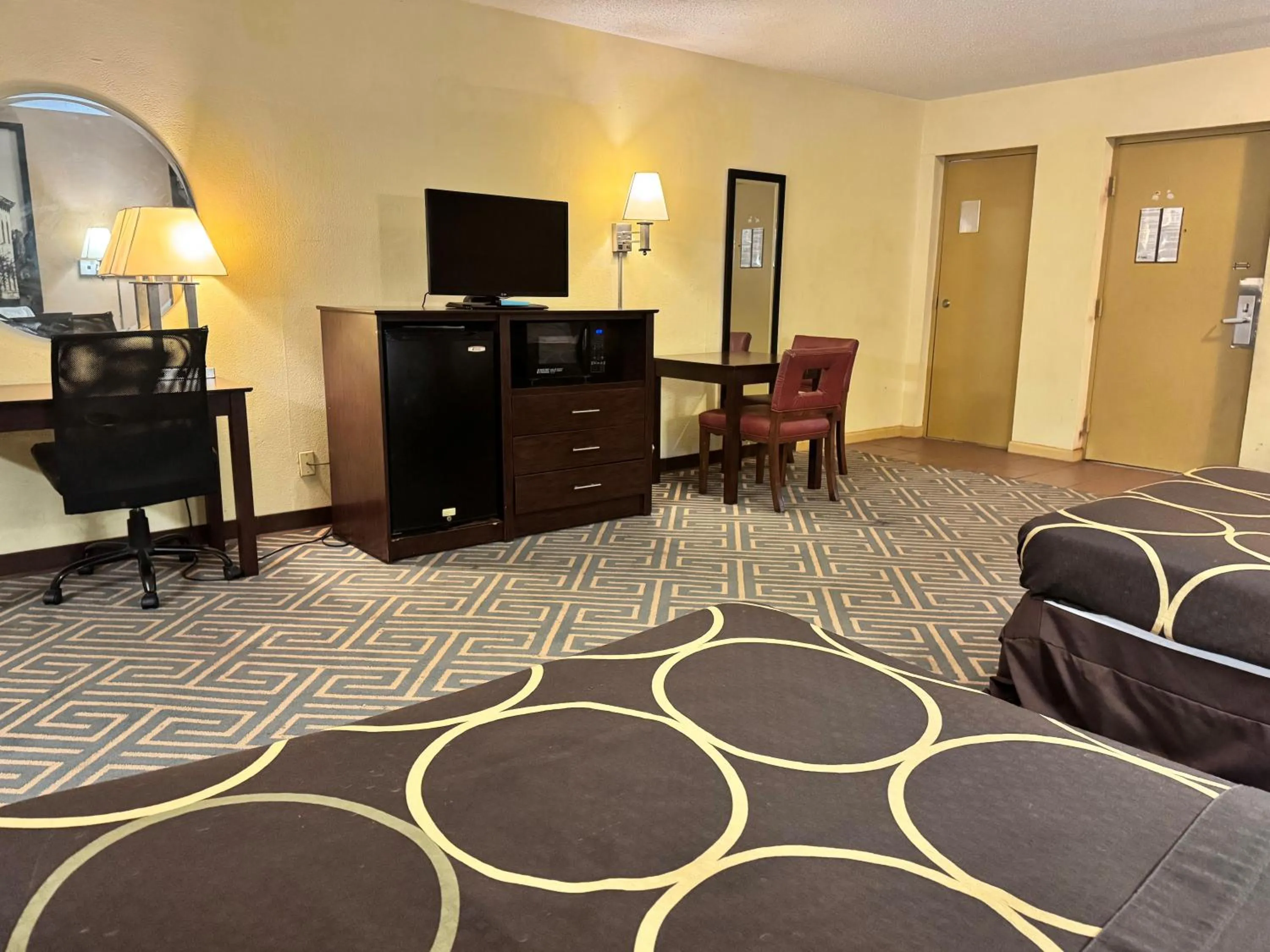 TV and multimedia in Super 8 by Wyndham Laurel