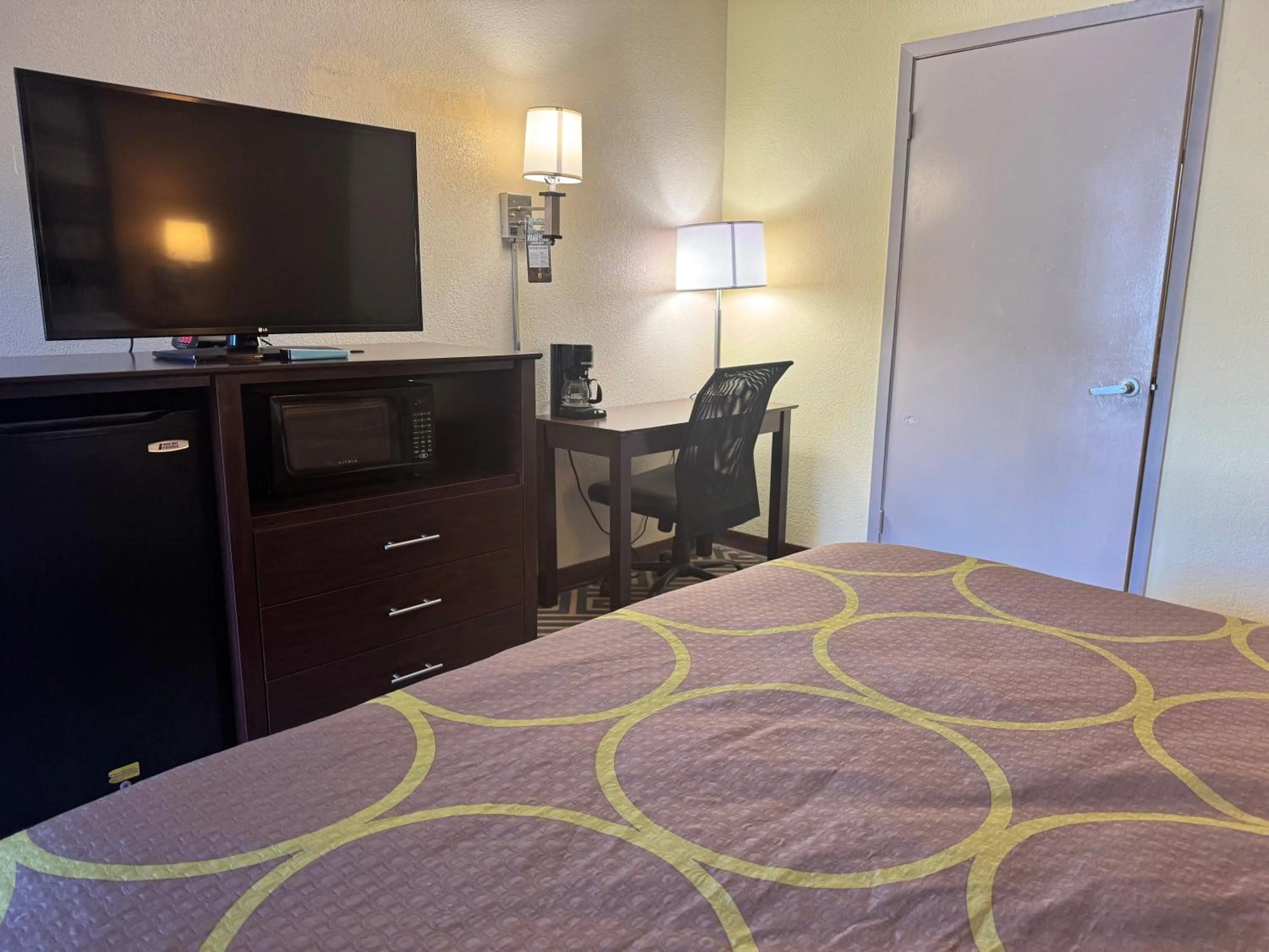 TV and multimedia, Bed in Super 8 by Wyndham Laurel