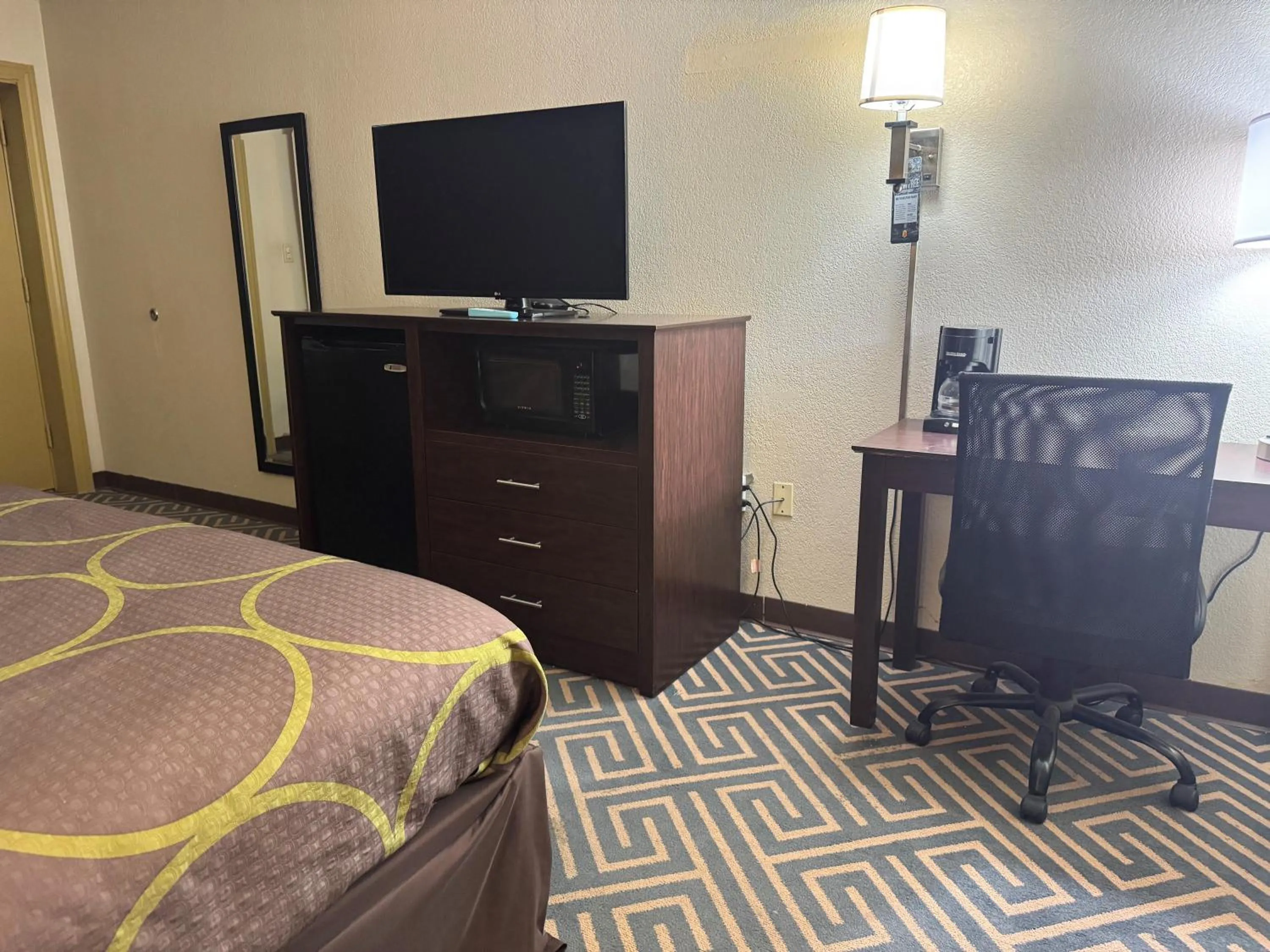 TV and multimedia, Bed in Super 8 by Wyndham Laurel