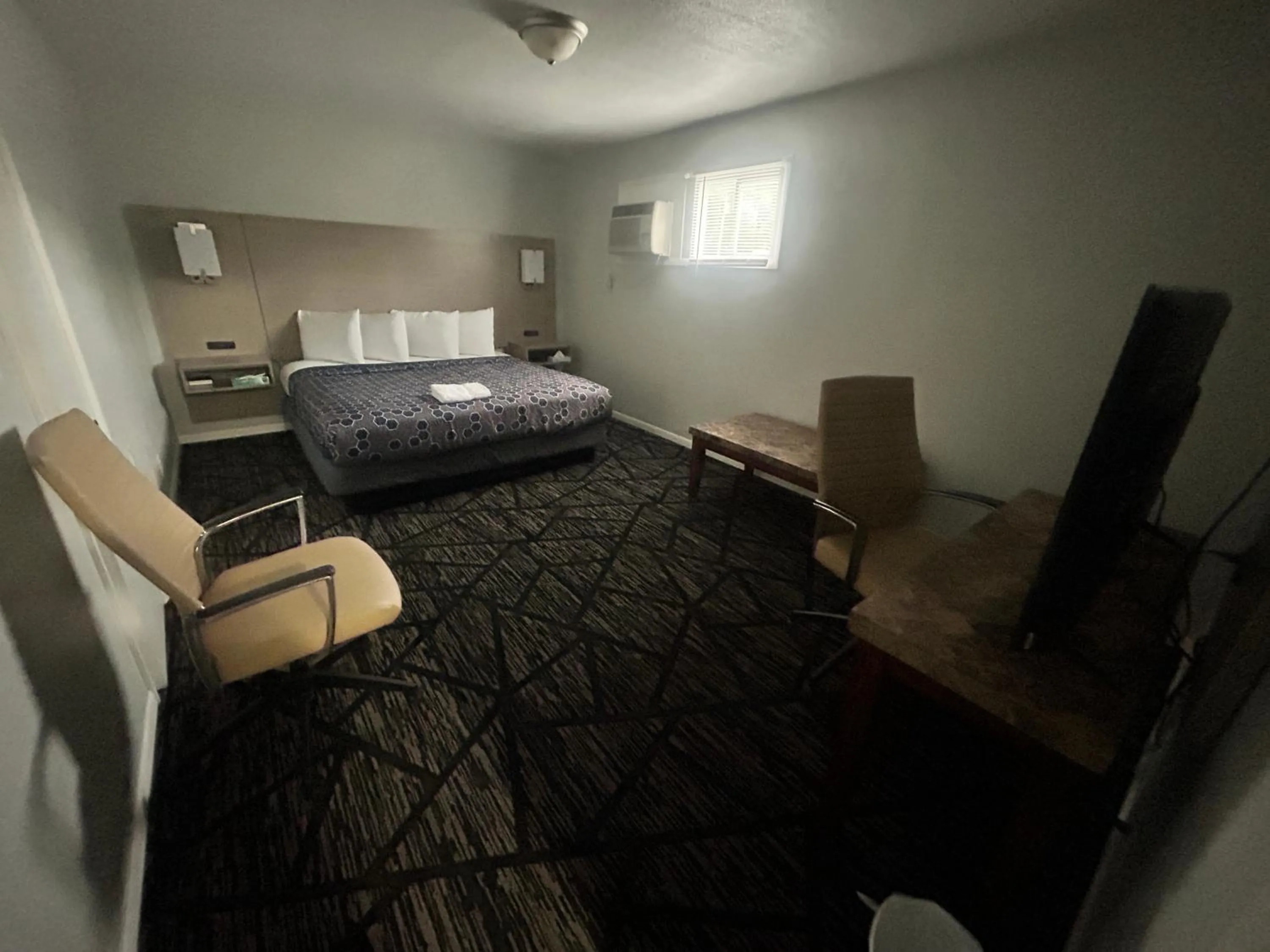 Bedroom, Bed in Budget Inn Oskaloosa US 63 Near Pella