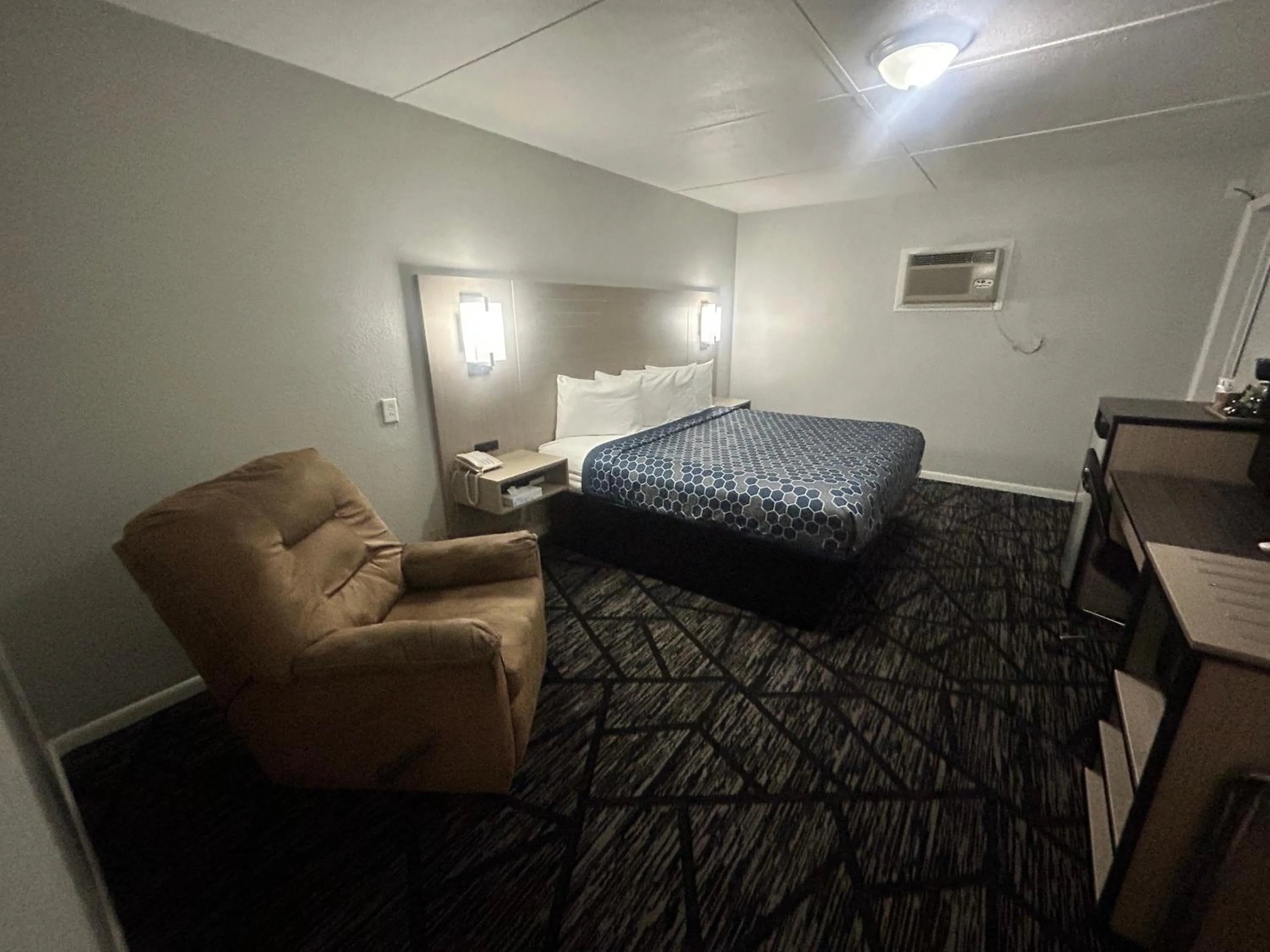 Bedroom, Bed in Budget Inn Oskaloosa US 63 Near Pella