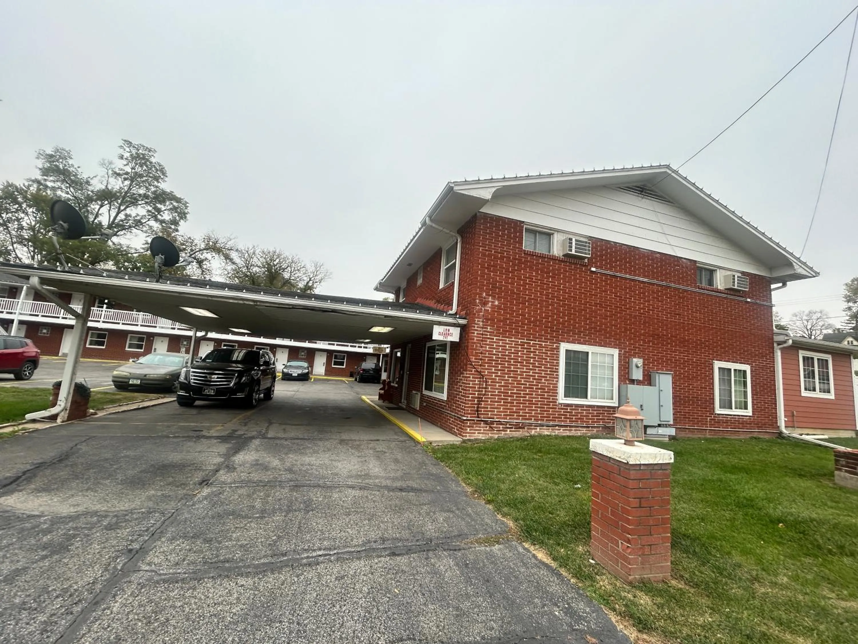 Parking in Budget Inn Oskaloosa US 63 Near Pella