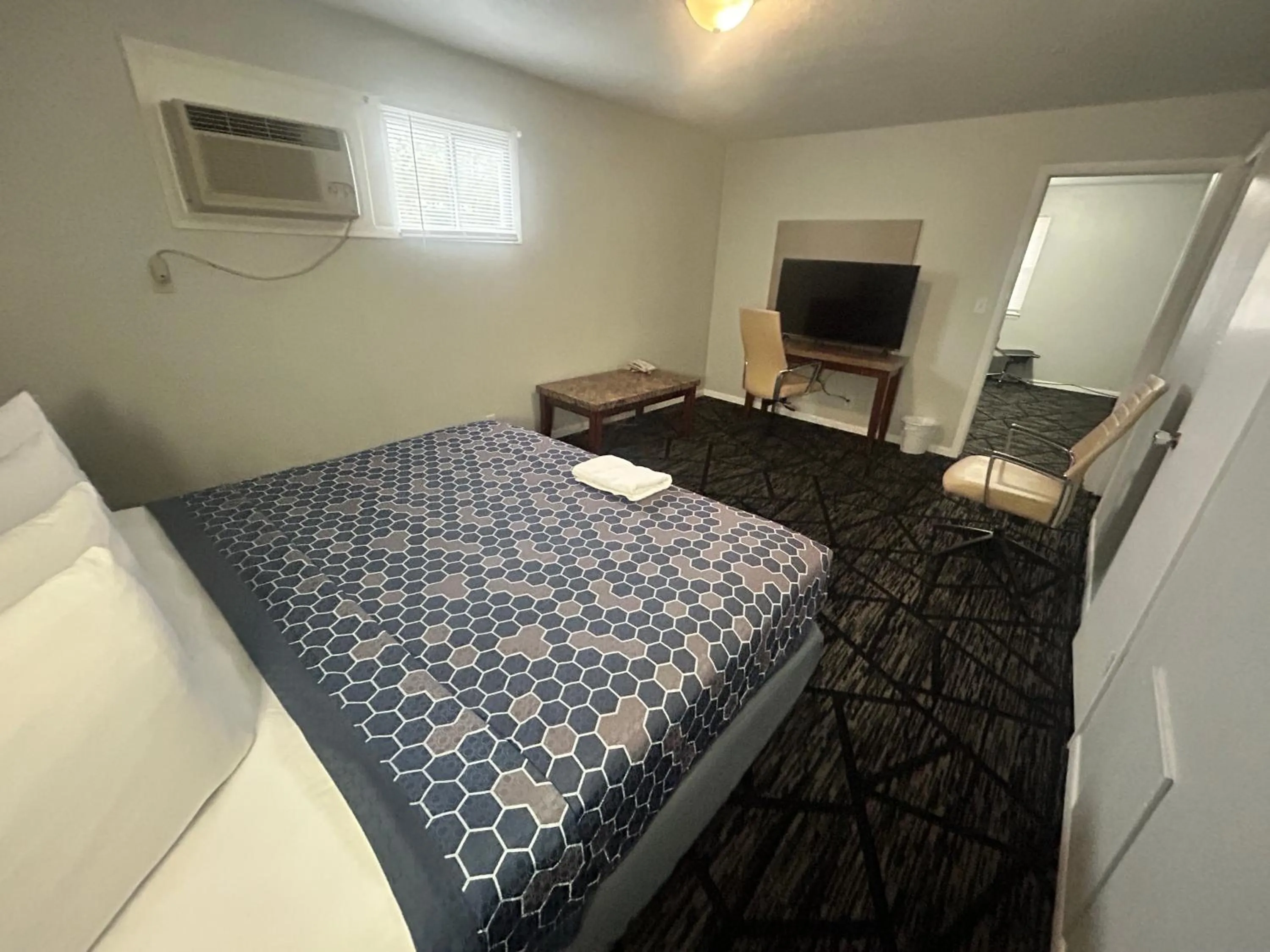 Bedroom, Bed in Budget Inn Oskaloosa US 63 Near Pella