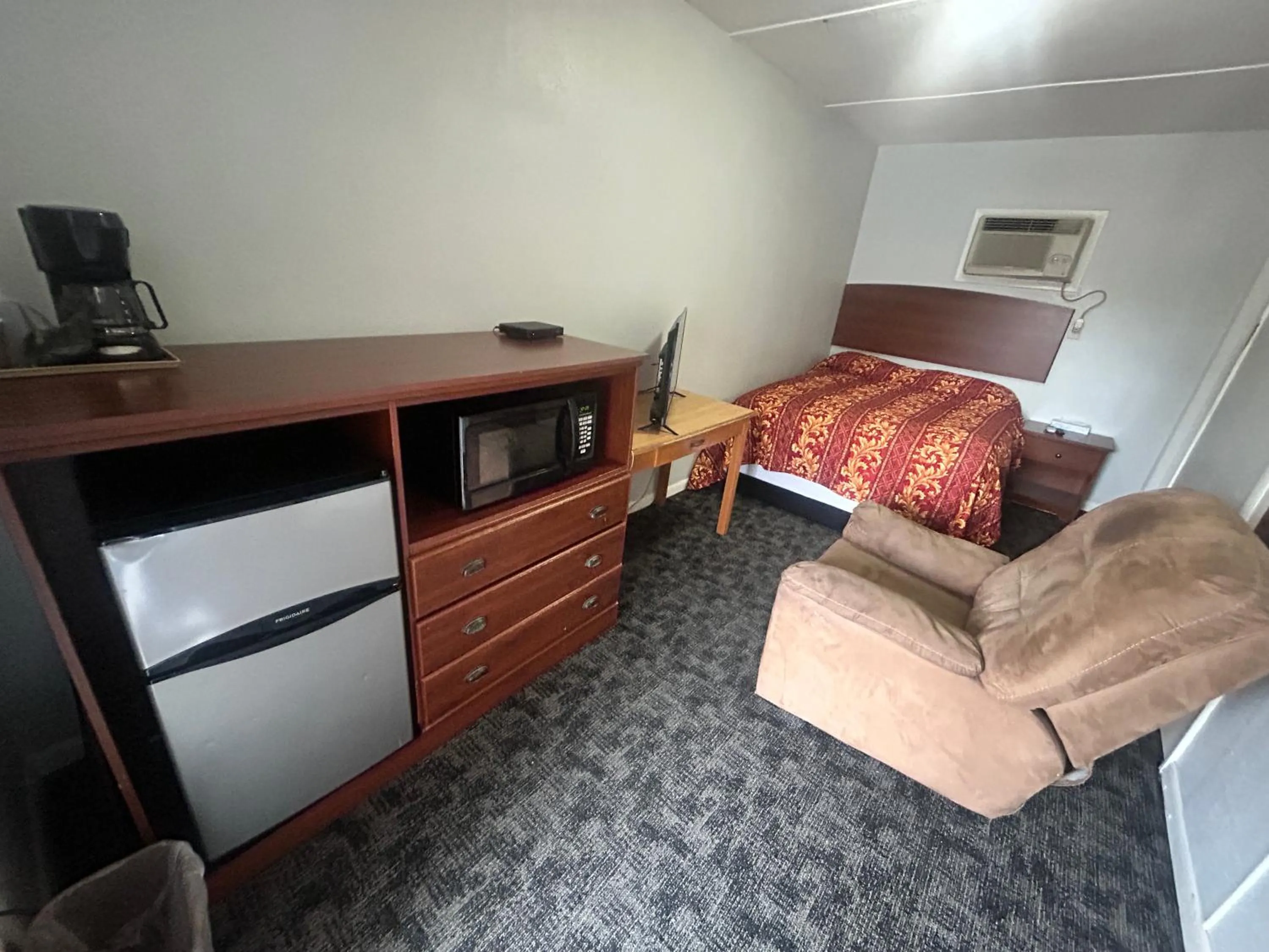 Bedroom, Bed in Budget Inn Oskaloosa US 63 Near Pella