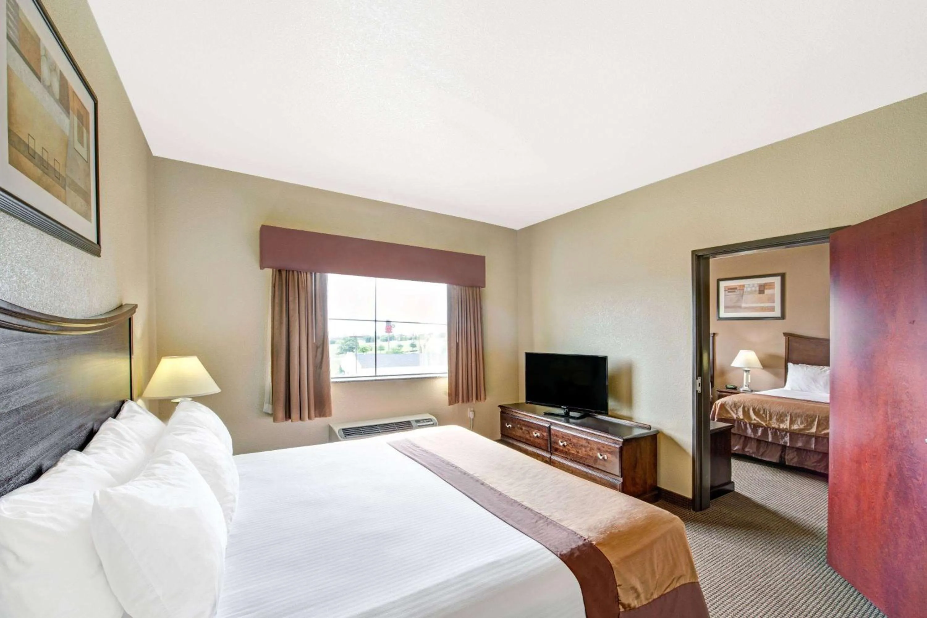 Photo of the whole room, Bed in Baymont by Wyndham Decatur