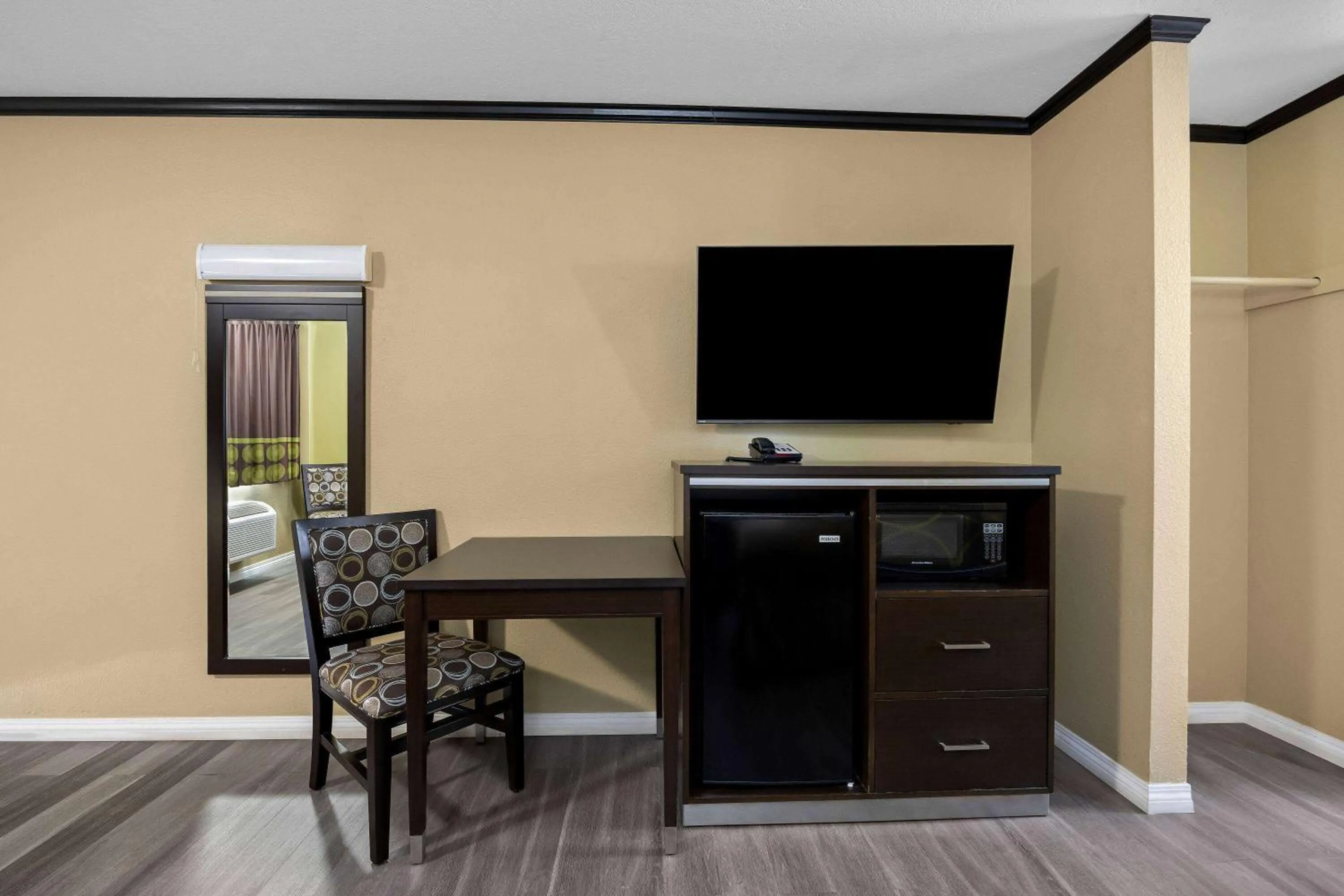 Bed in Super 8 by Wyndham Crescent City