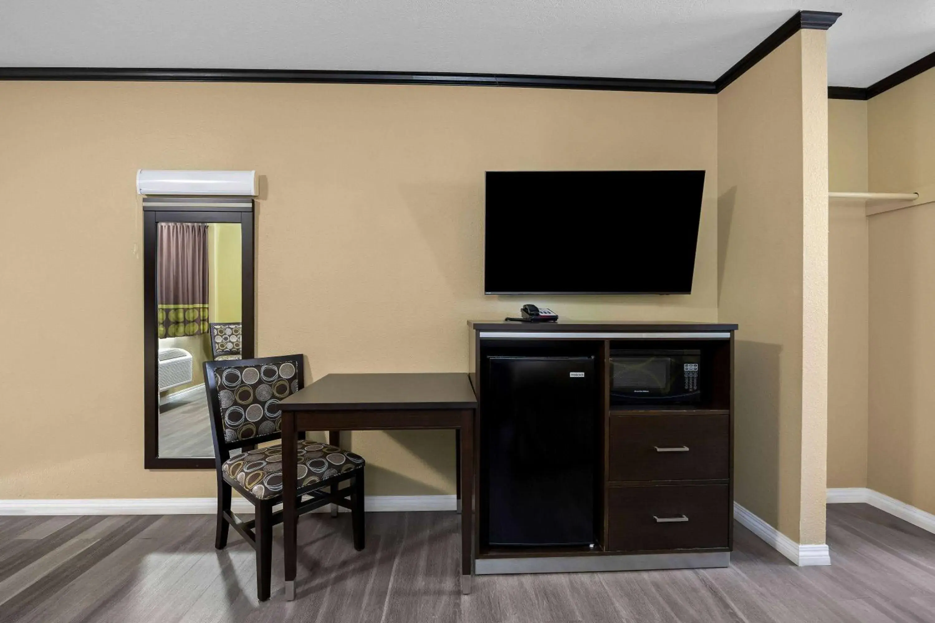 Bed in Super 8 by Wyndham Crescent City Bed in Super 8 by Wyndham Crescent City