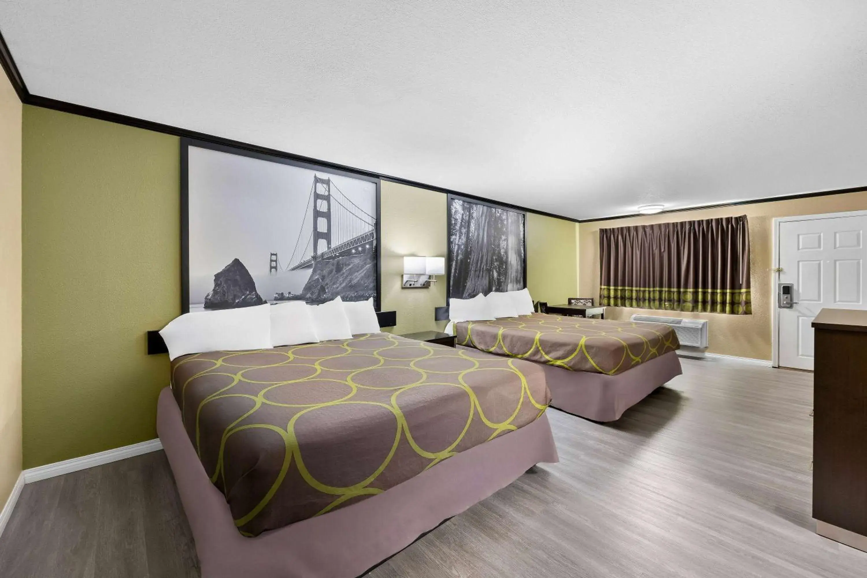 Bed in Super 8 by Wyndham Crescent City Bed in Super 8 by Wyndham Crescent City