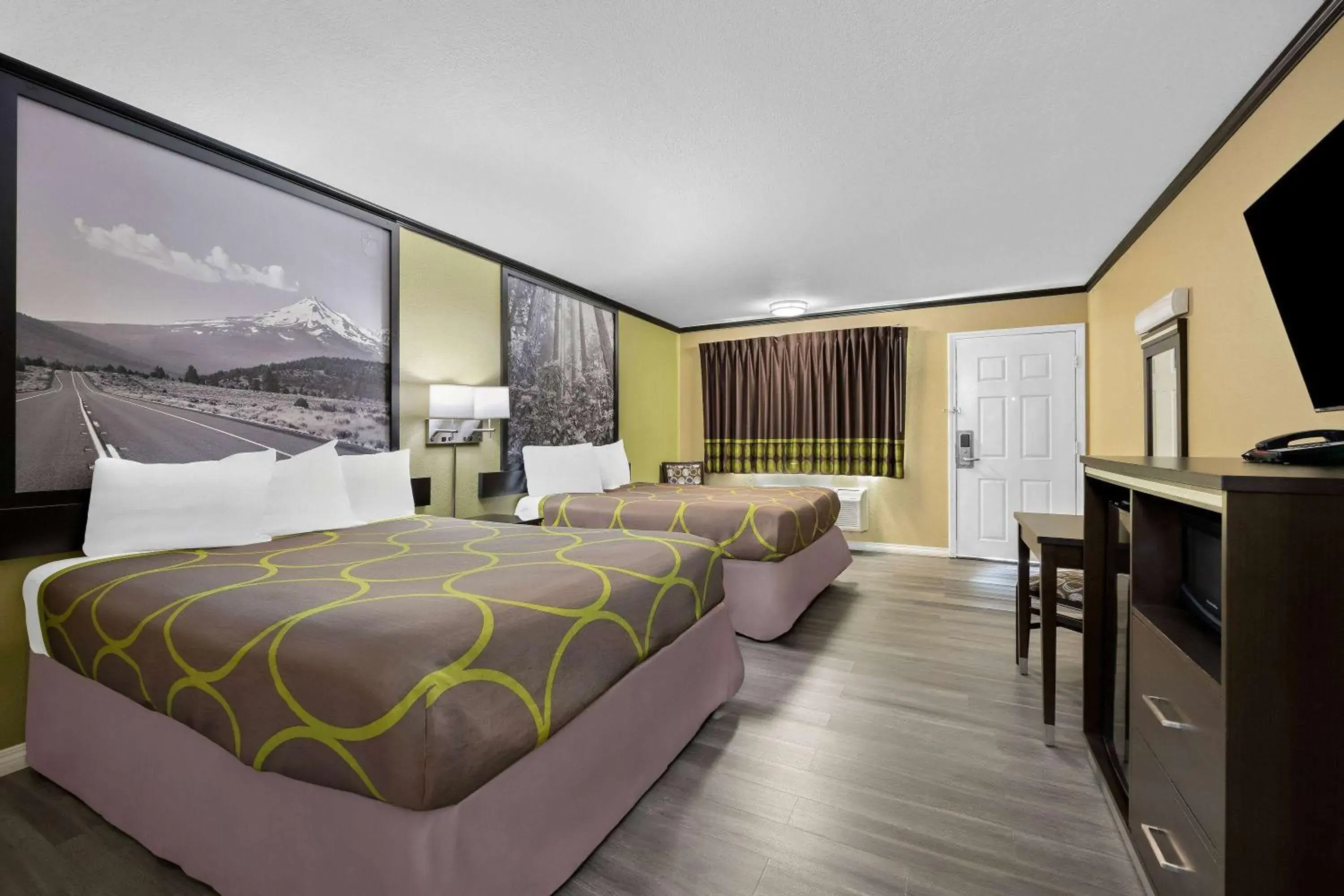 Bed in Super 8 by Wyndham Crescent City Bed in Super 8 by Wyndham Crescent City