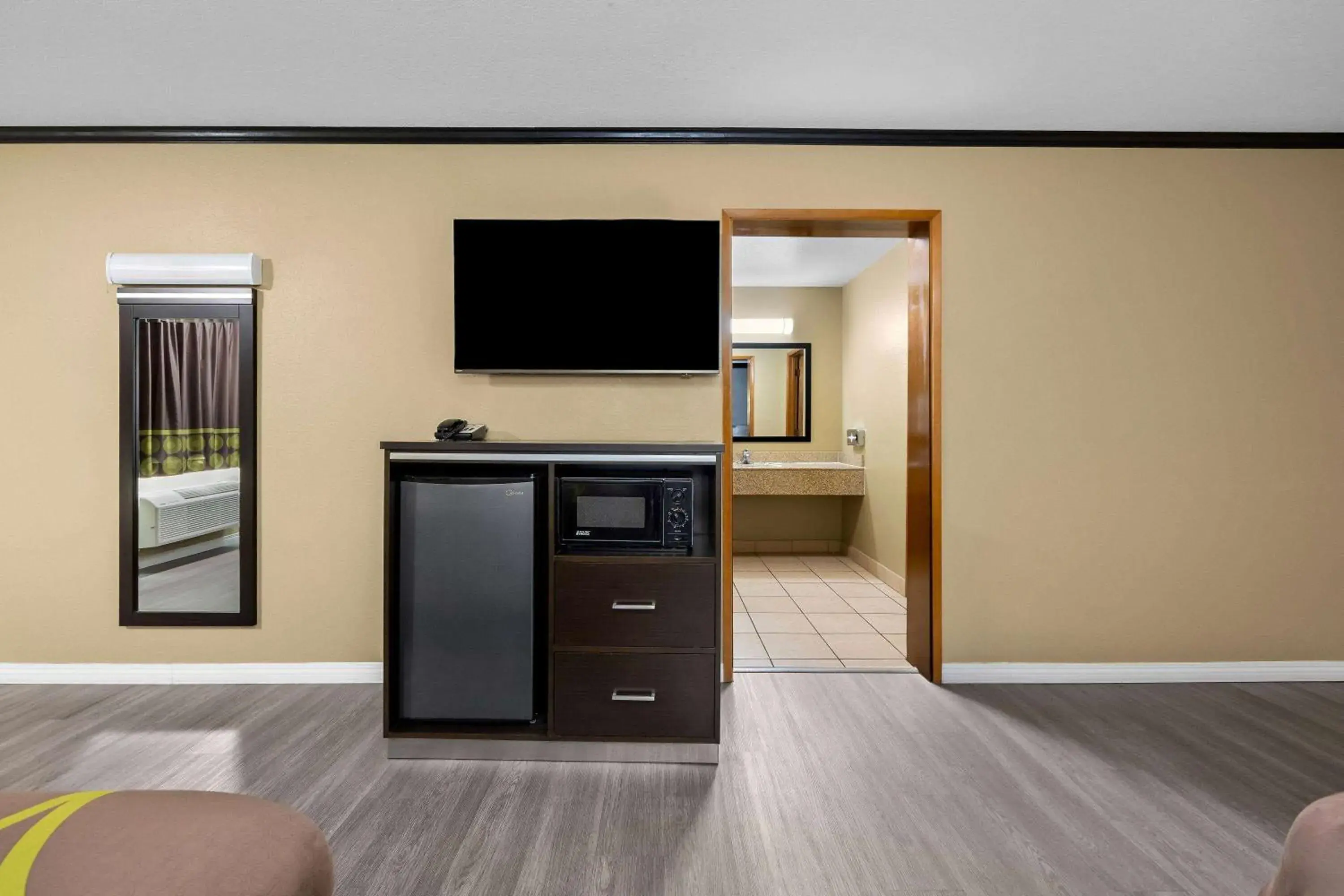 Bed in Super 8 by Wyndham Crescent City Bed in Super 8 by Wyndham Crescent City