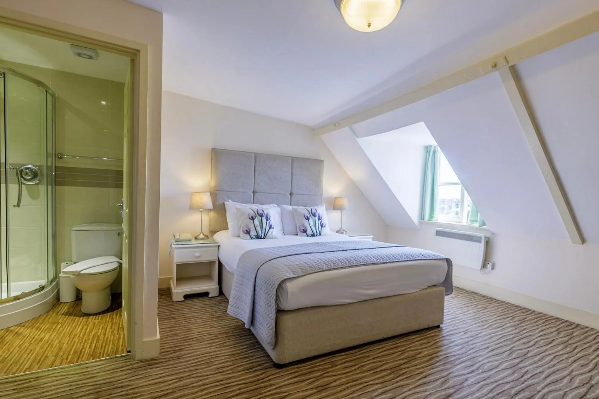Shower, Bed in Swan Revived Hotel