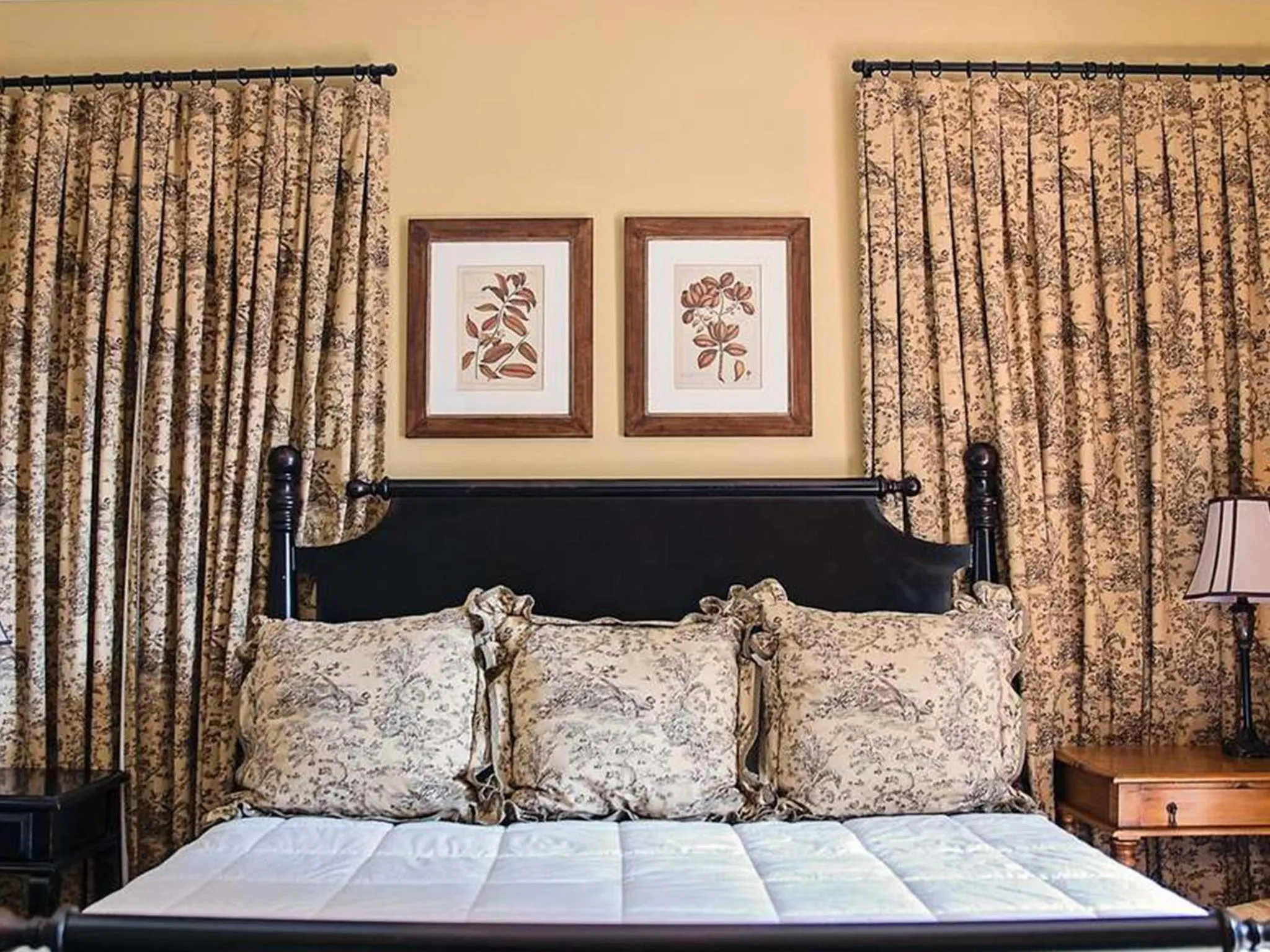 Bed in The Beaufort Inn