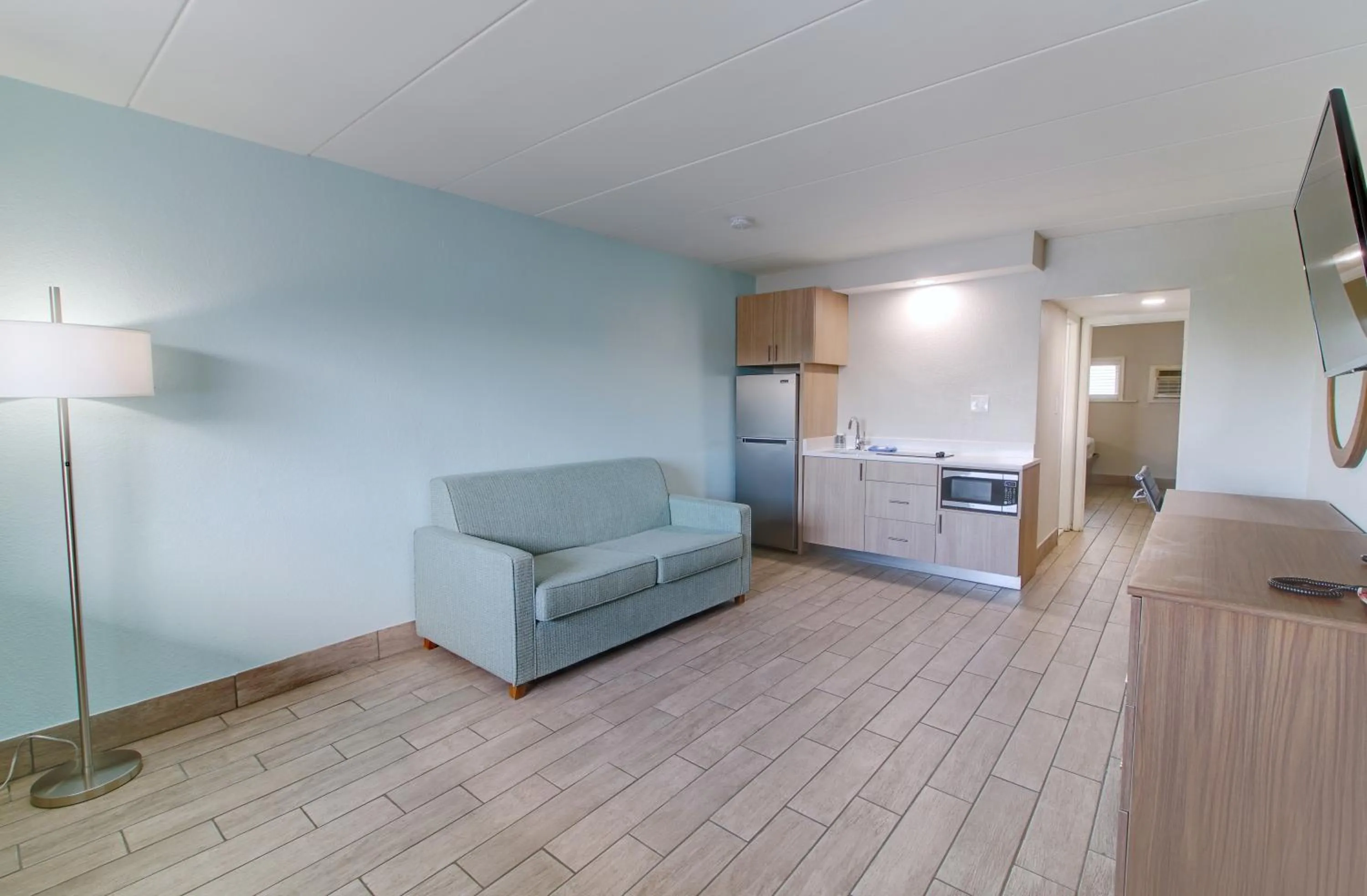 Kitchen or kitchenette, Bed in Seashire Inn & Suites