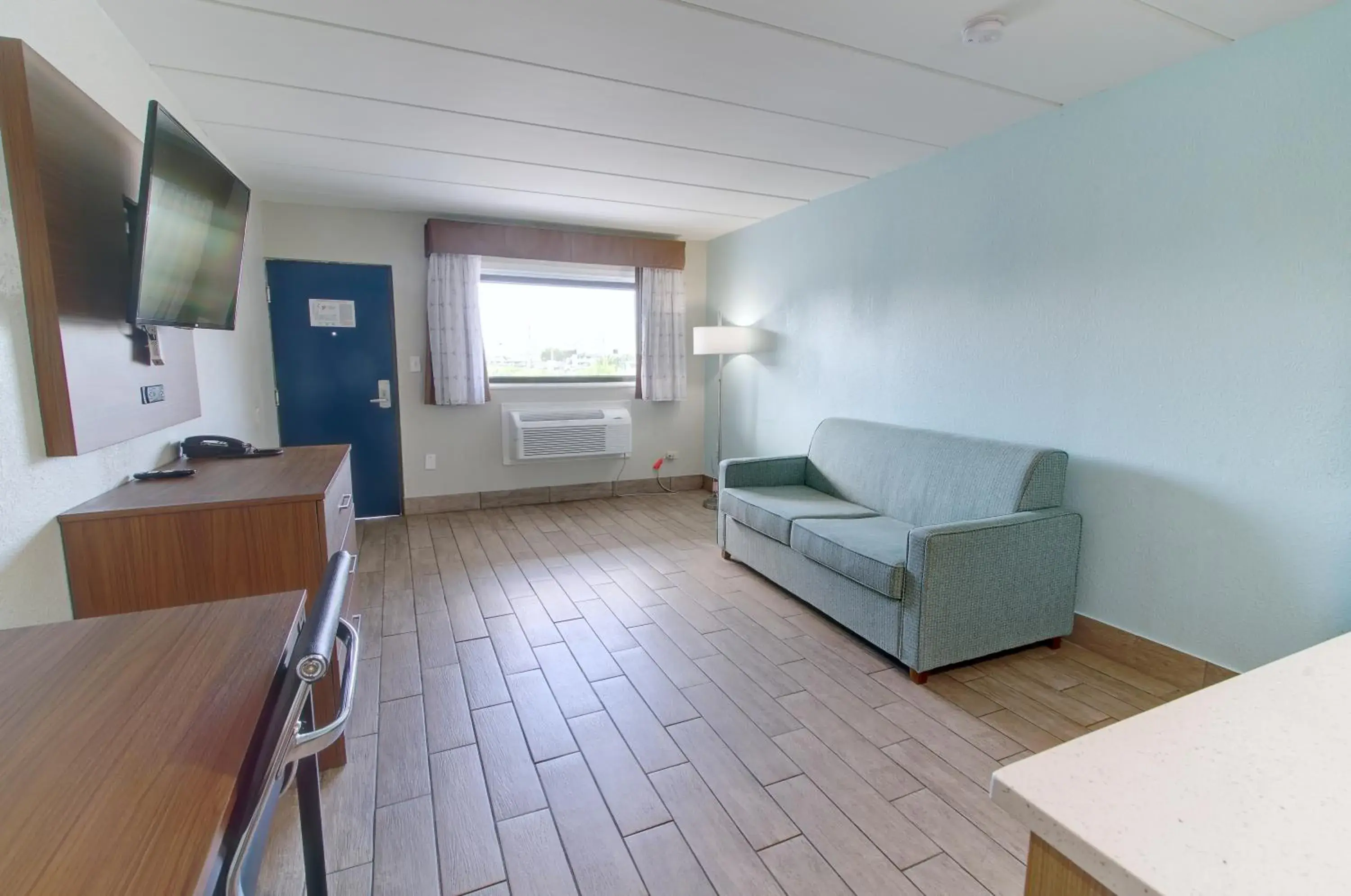 Living room, Bed in Seashire Inn & Suites