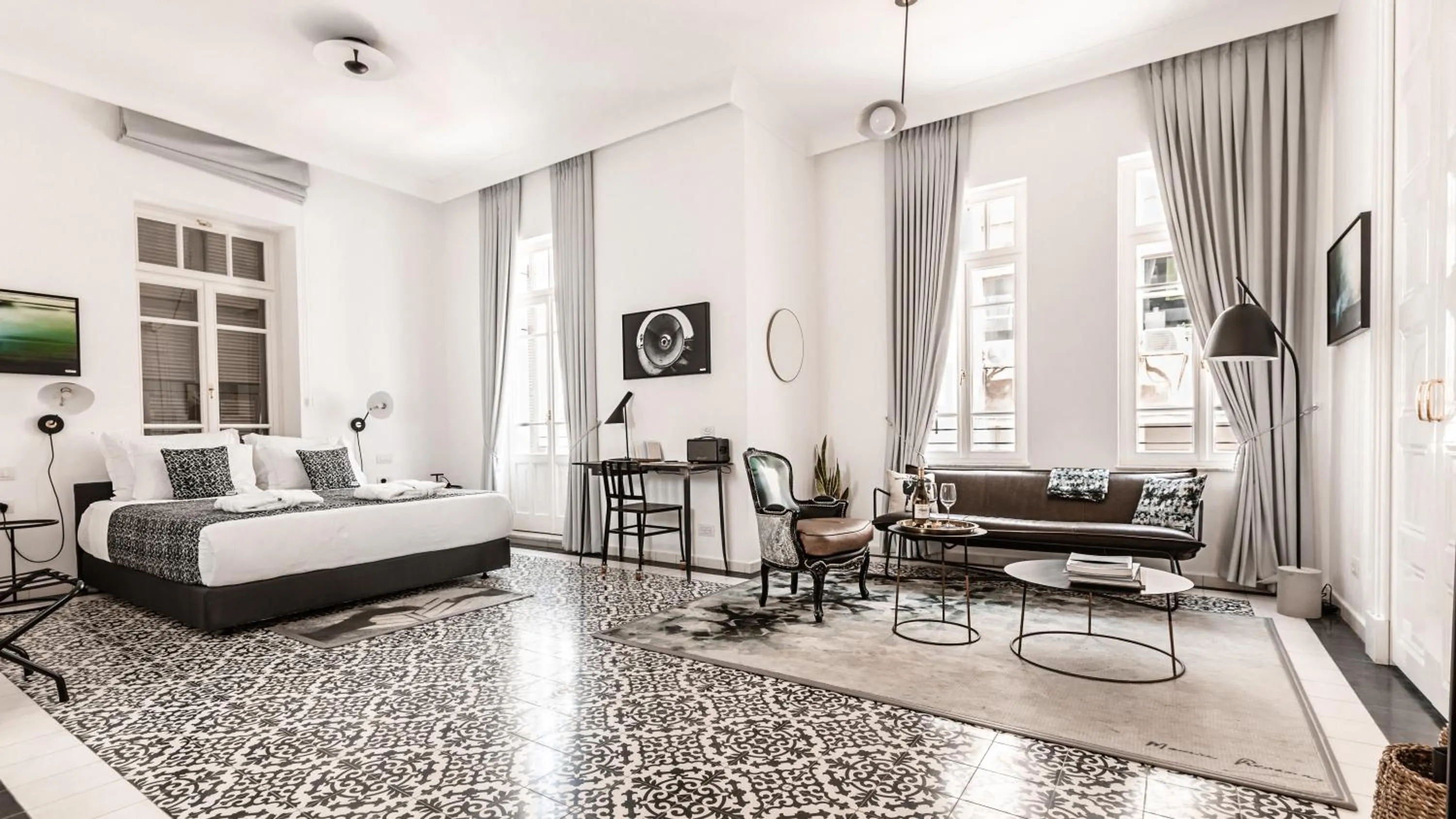 Photo of the whole room, Bed in Renoma