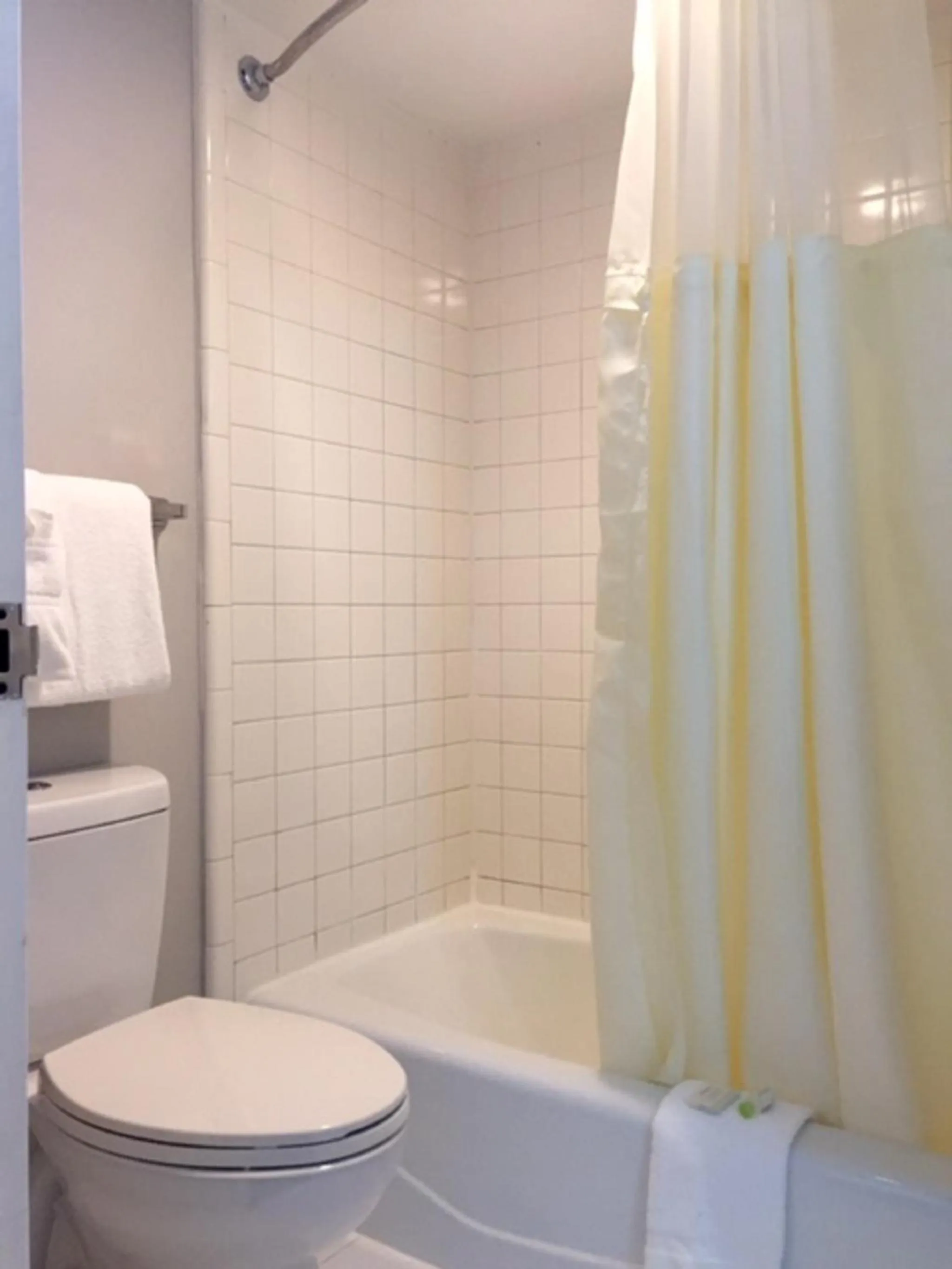 Toilet in Luxe Studios Nashville Opryland